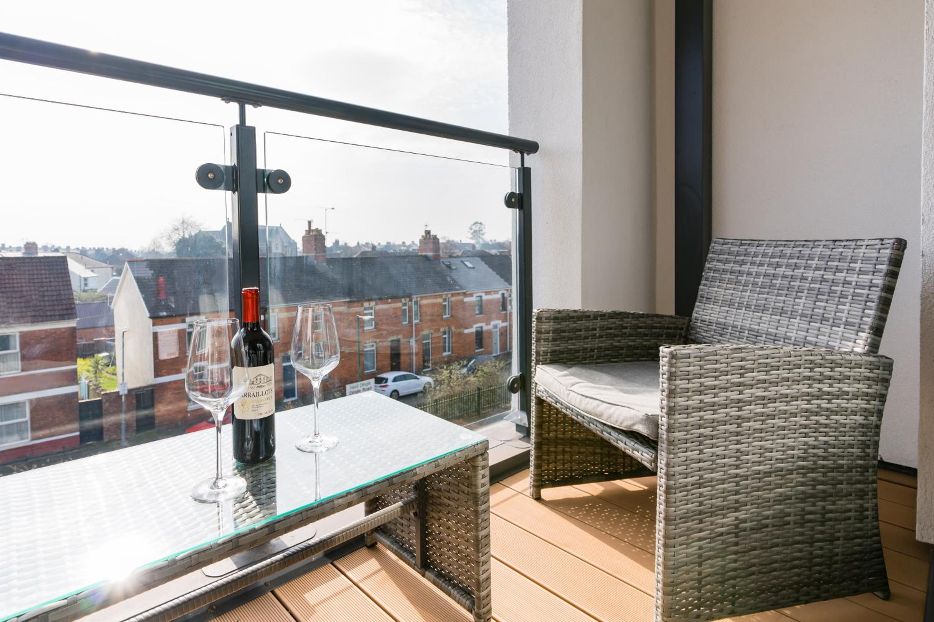 Apartment with Balcony - Photo 8