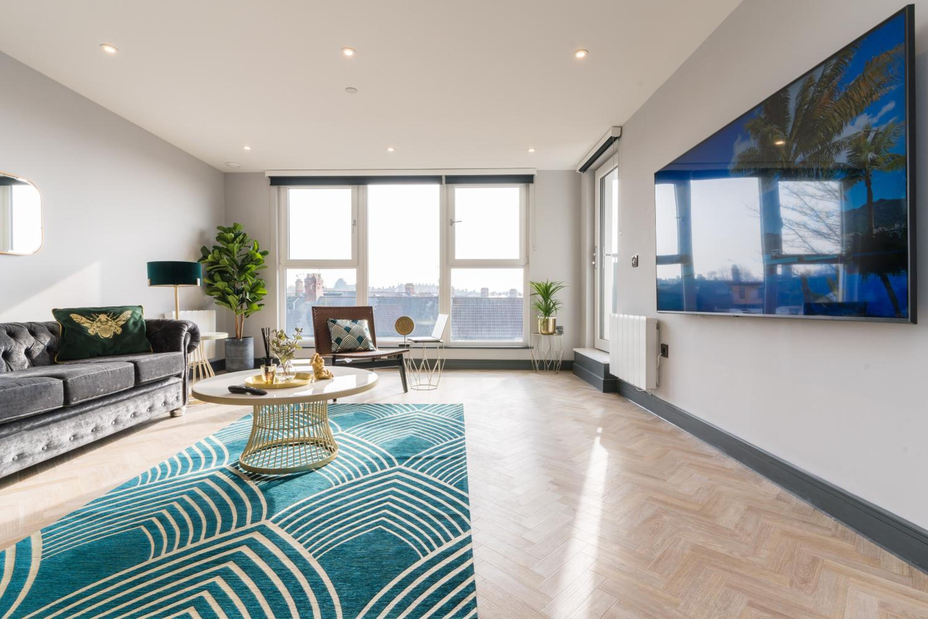Apartment with Balcony - Photo 9