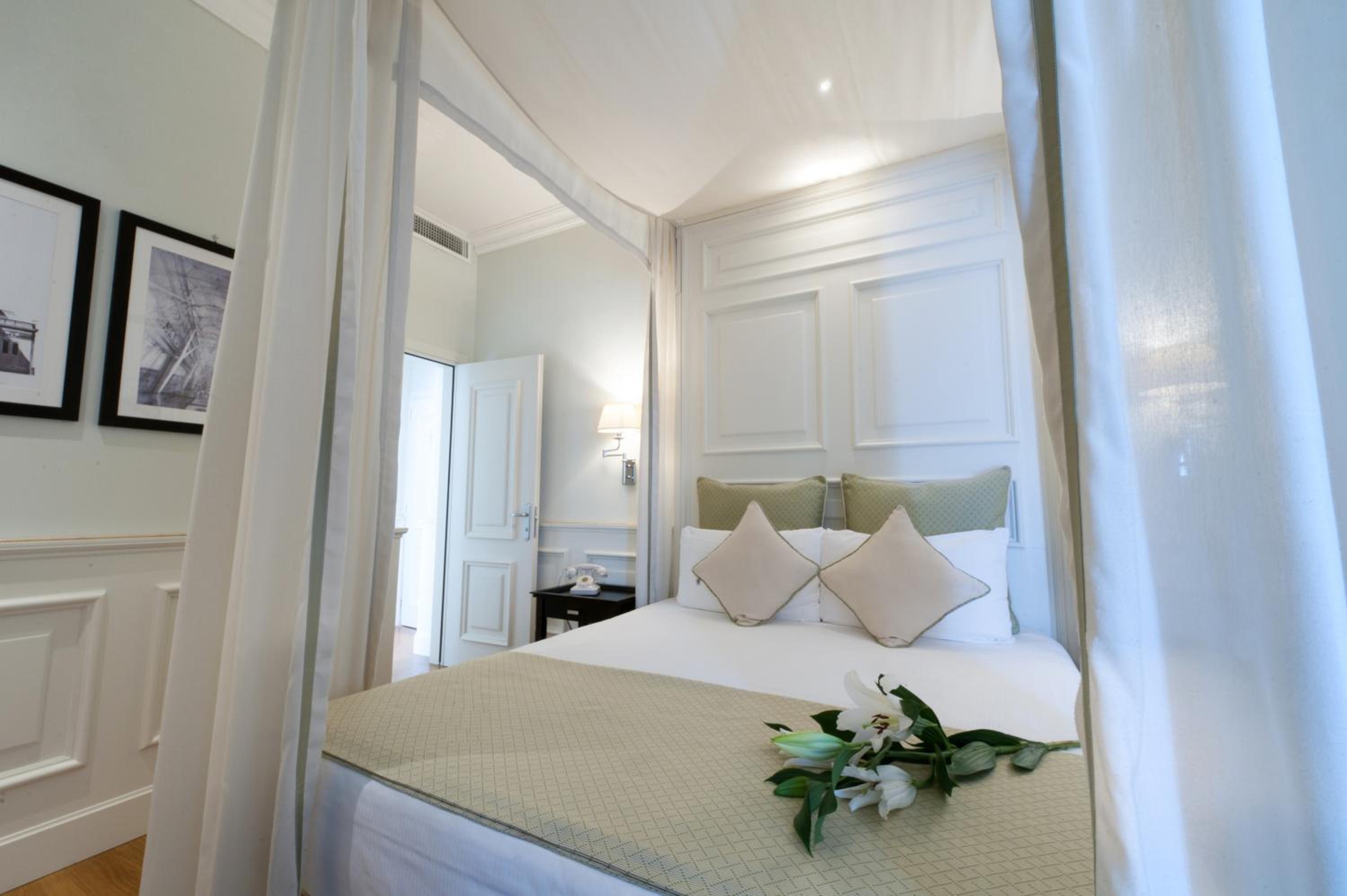 Deluxe Double Room - Photo 9