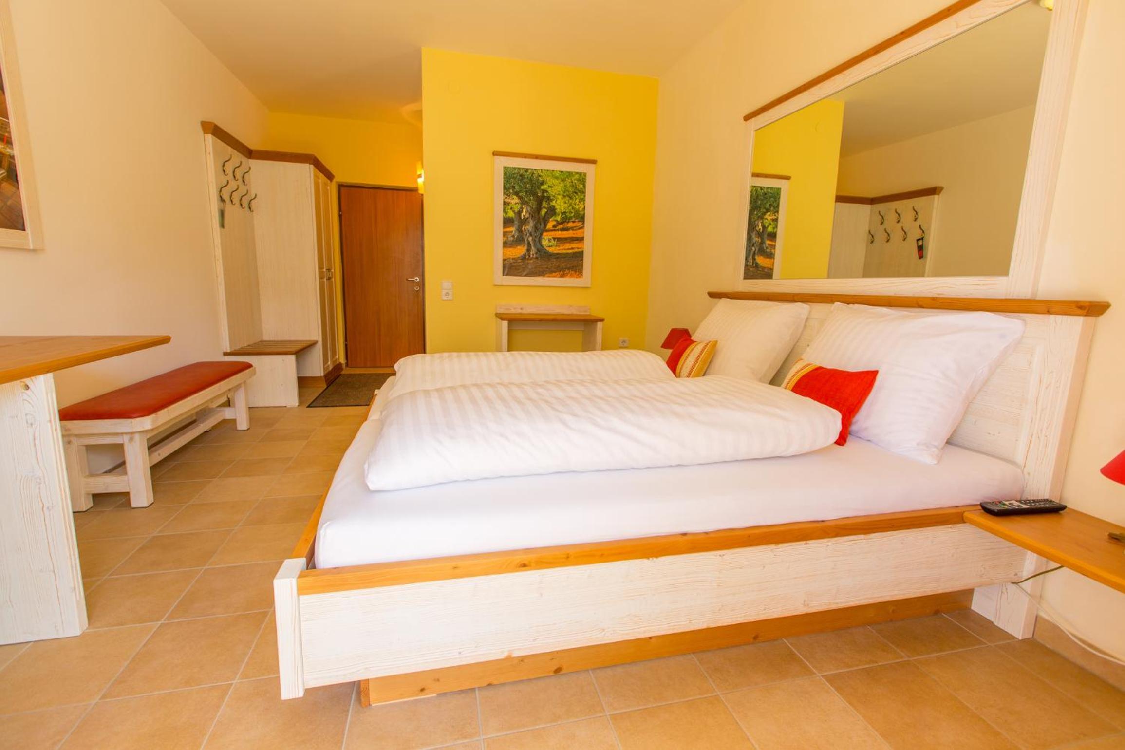 Double Room with Balcony - Photo 3