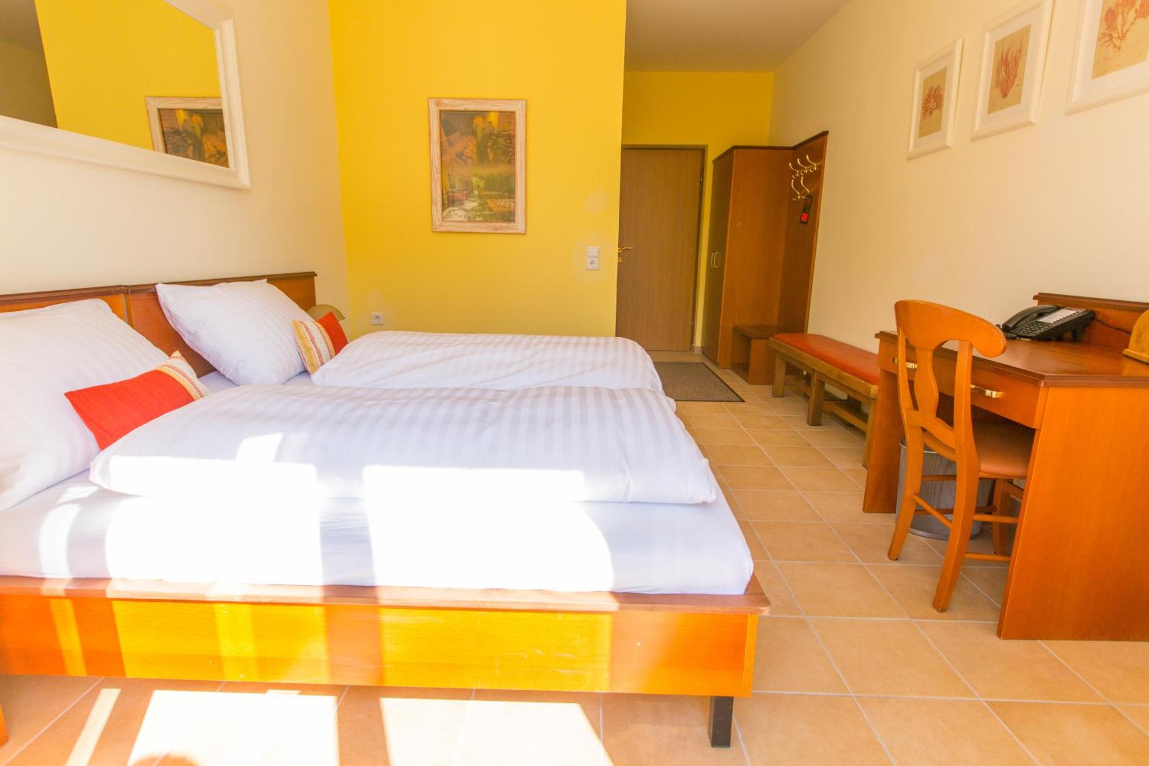 Double Room with Balcony - Photo 2