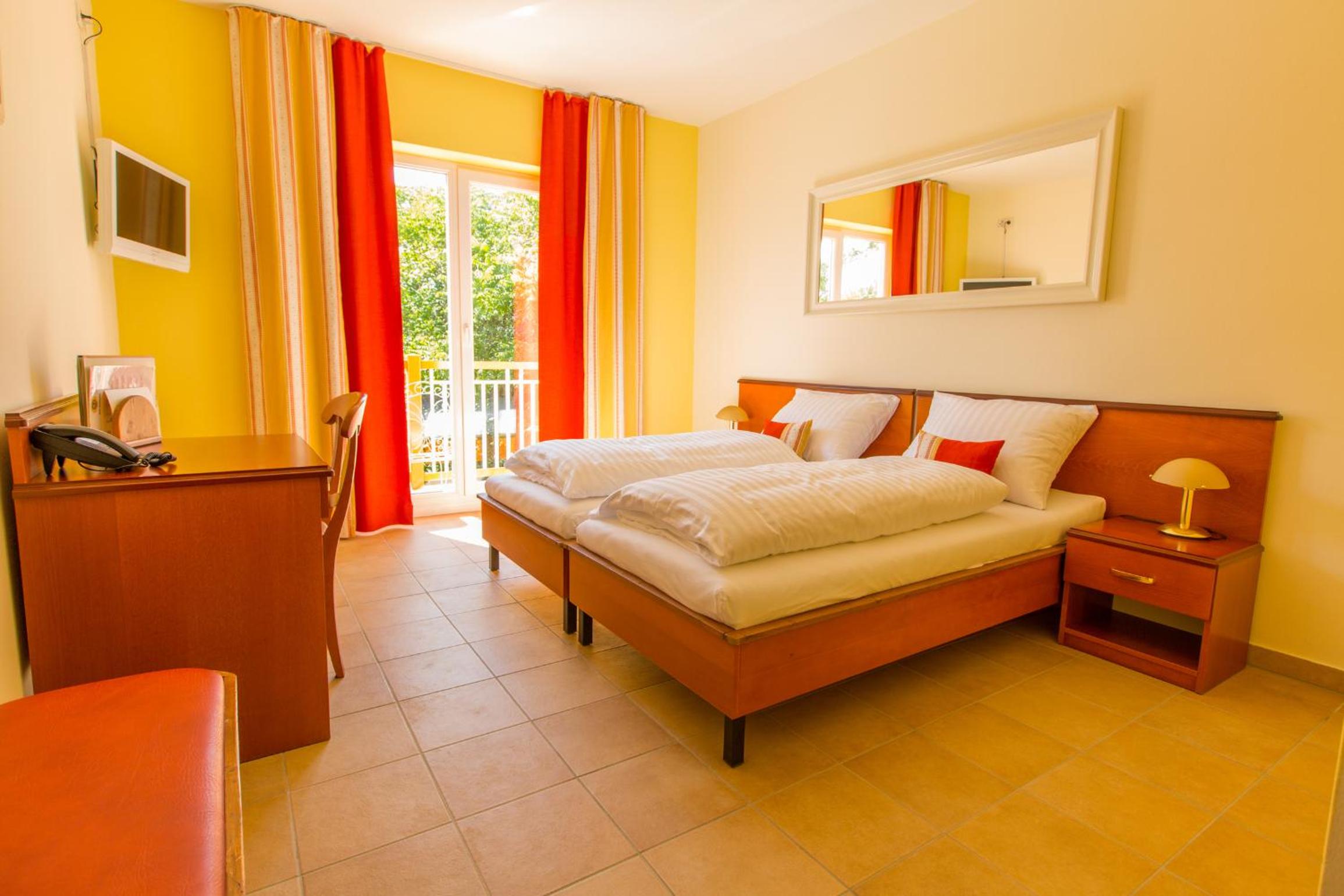 Double Room with Balcony - Photo 4