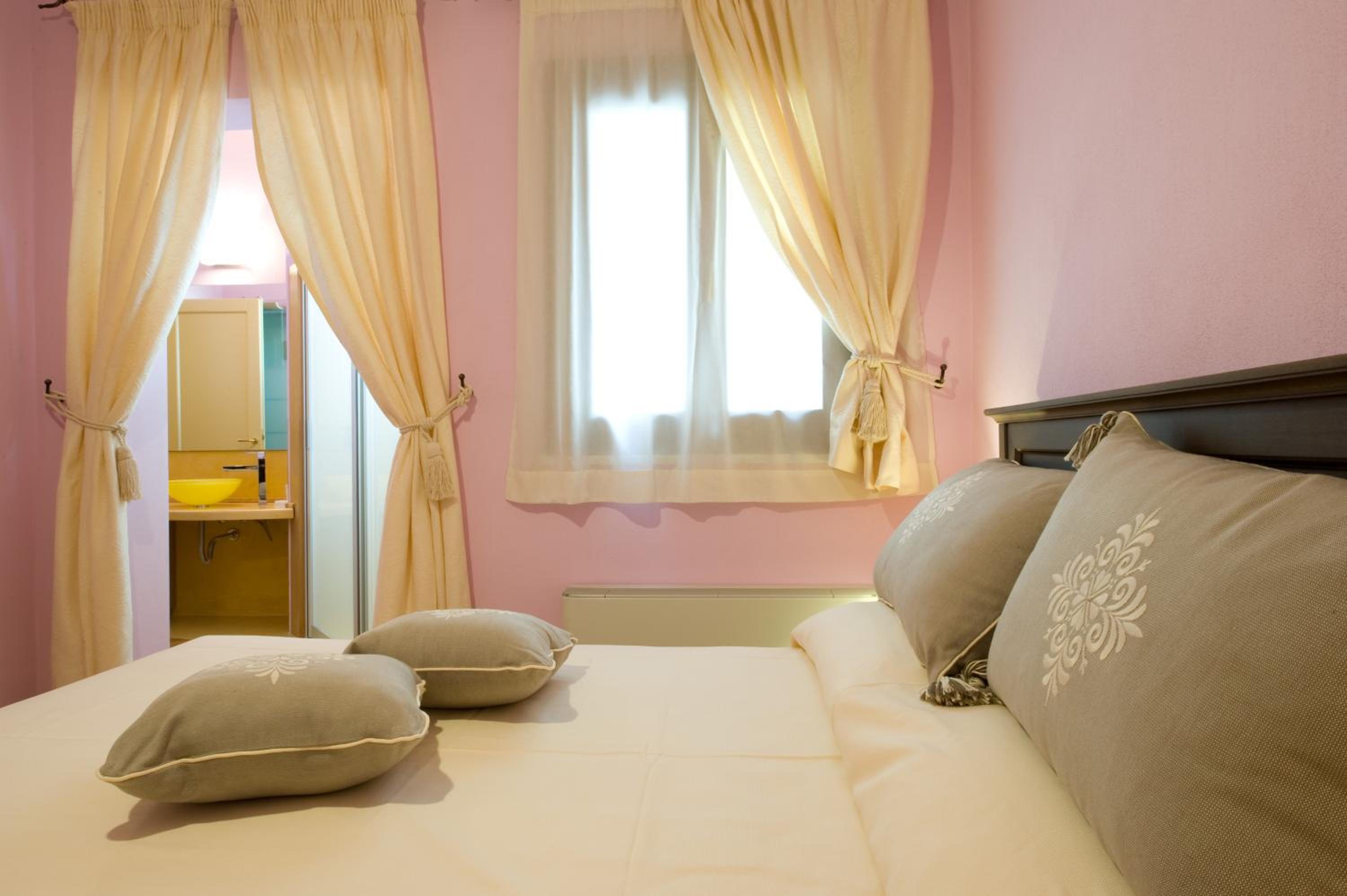Double Room with Extra Bed - Photo 9