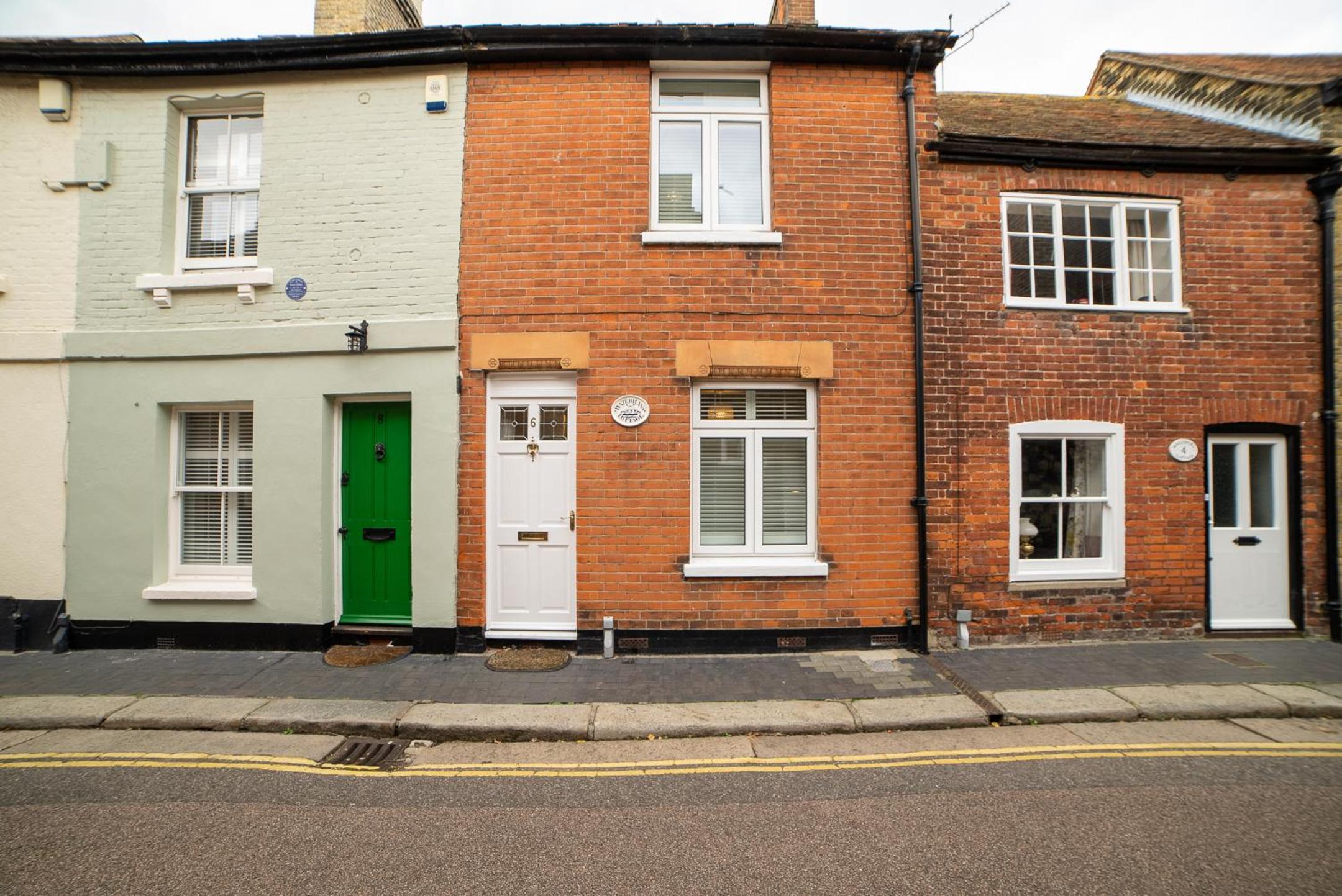 Two-Bedroom House - Photo 4