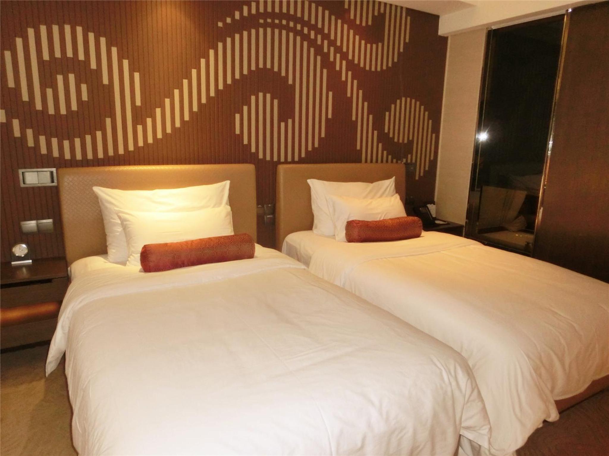 Deluxe Twin Room thumbnail 6