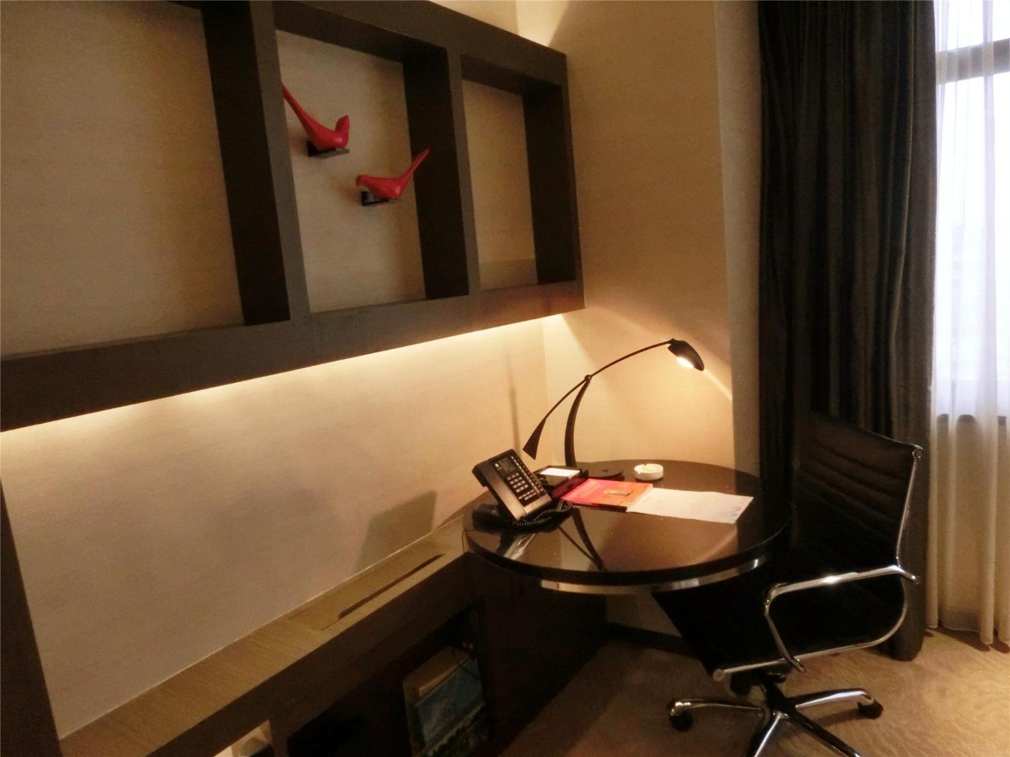 Deluxe Twin Room thumbnail 5
