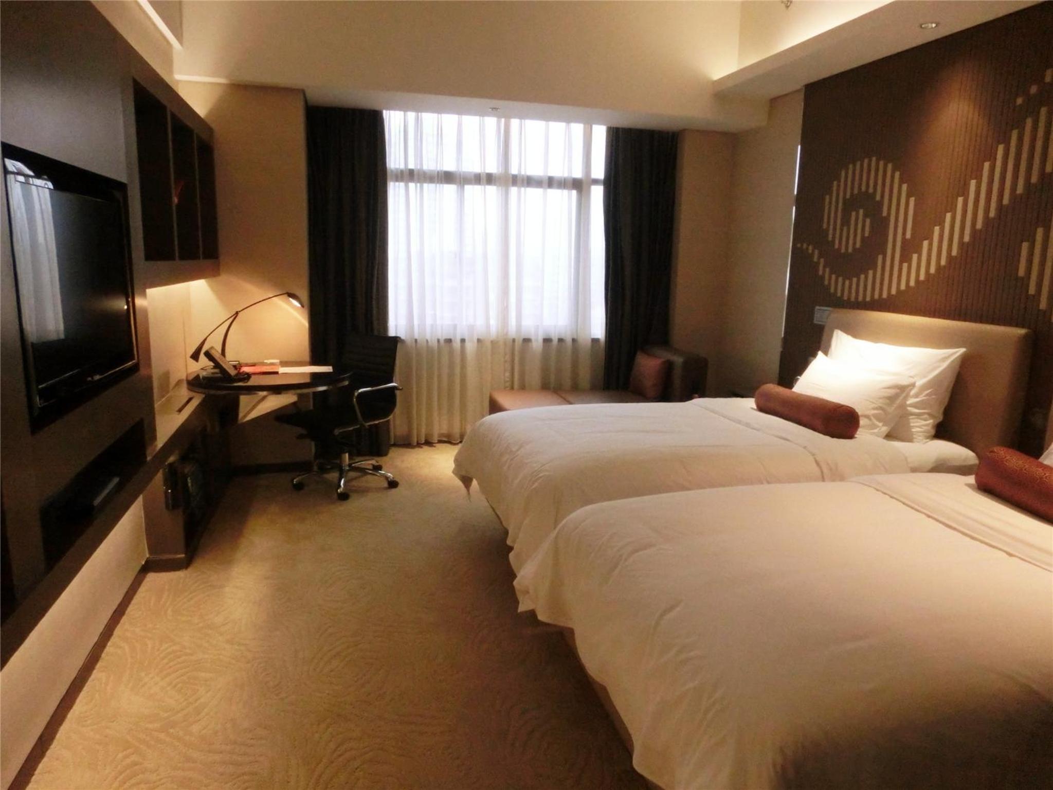 Deluxe Twin Room thumbnail 6