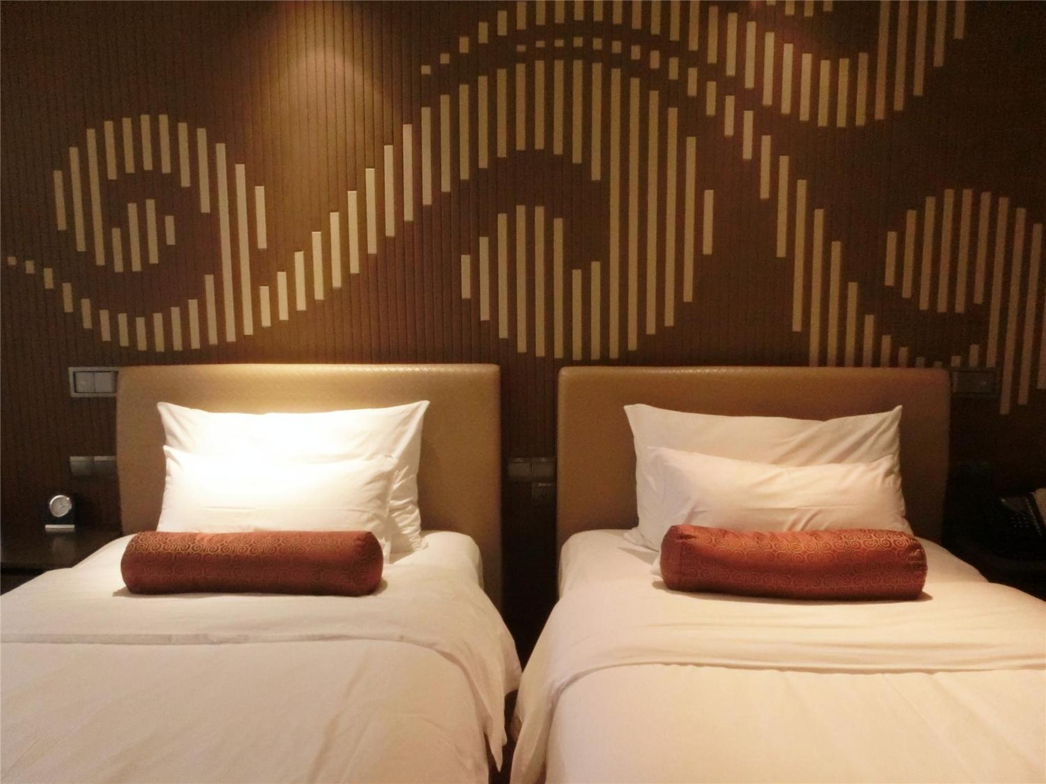 Deluxe Twin Room thumbnail 6