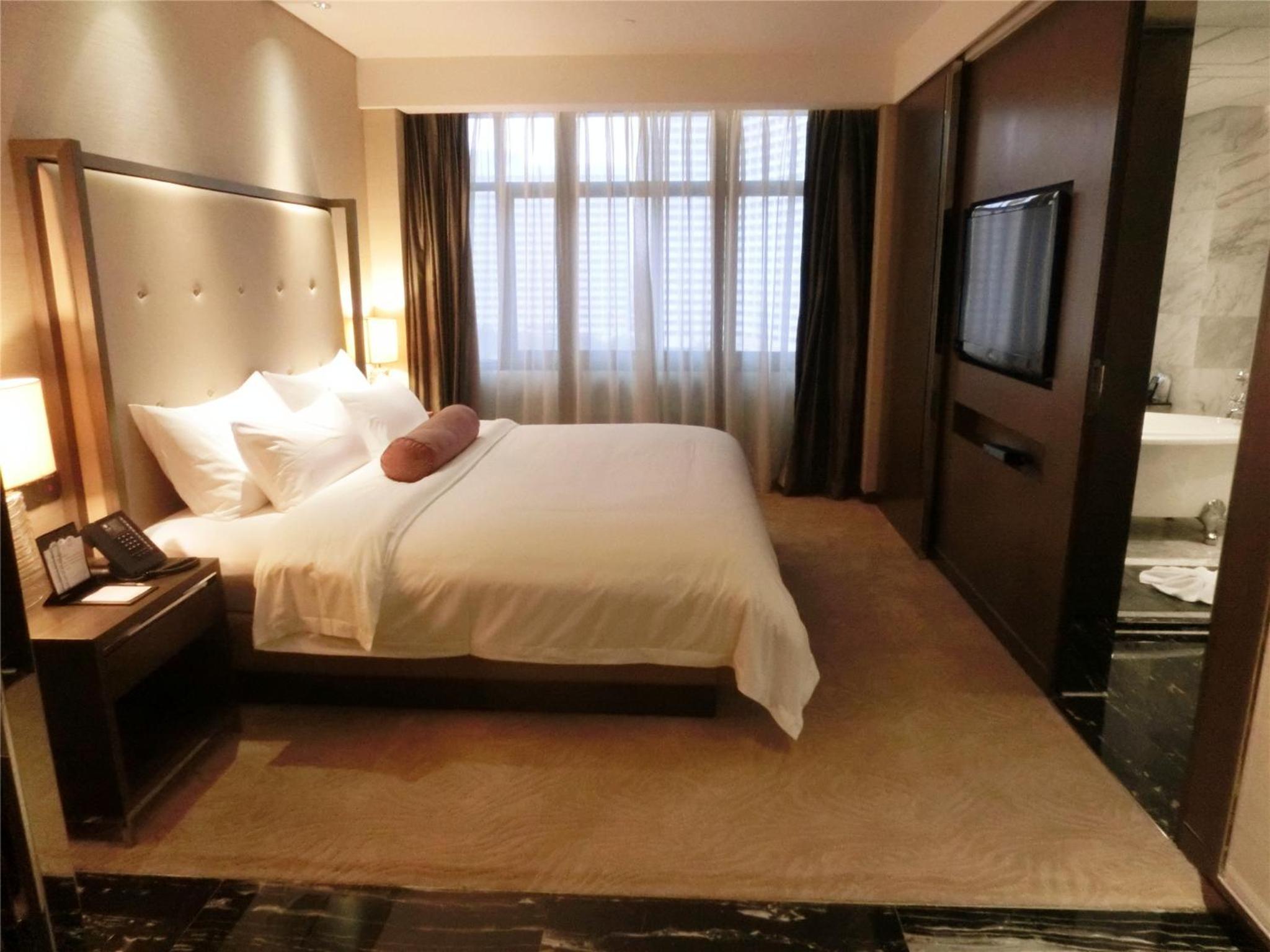 Deluxe Suite thumbnail 6