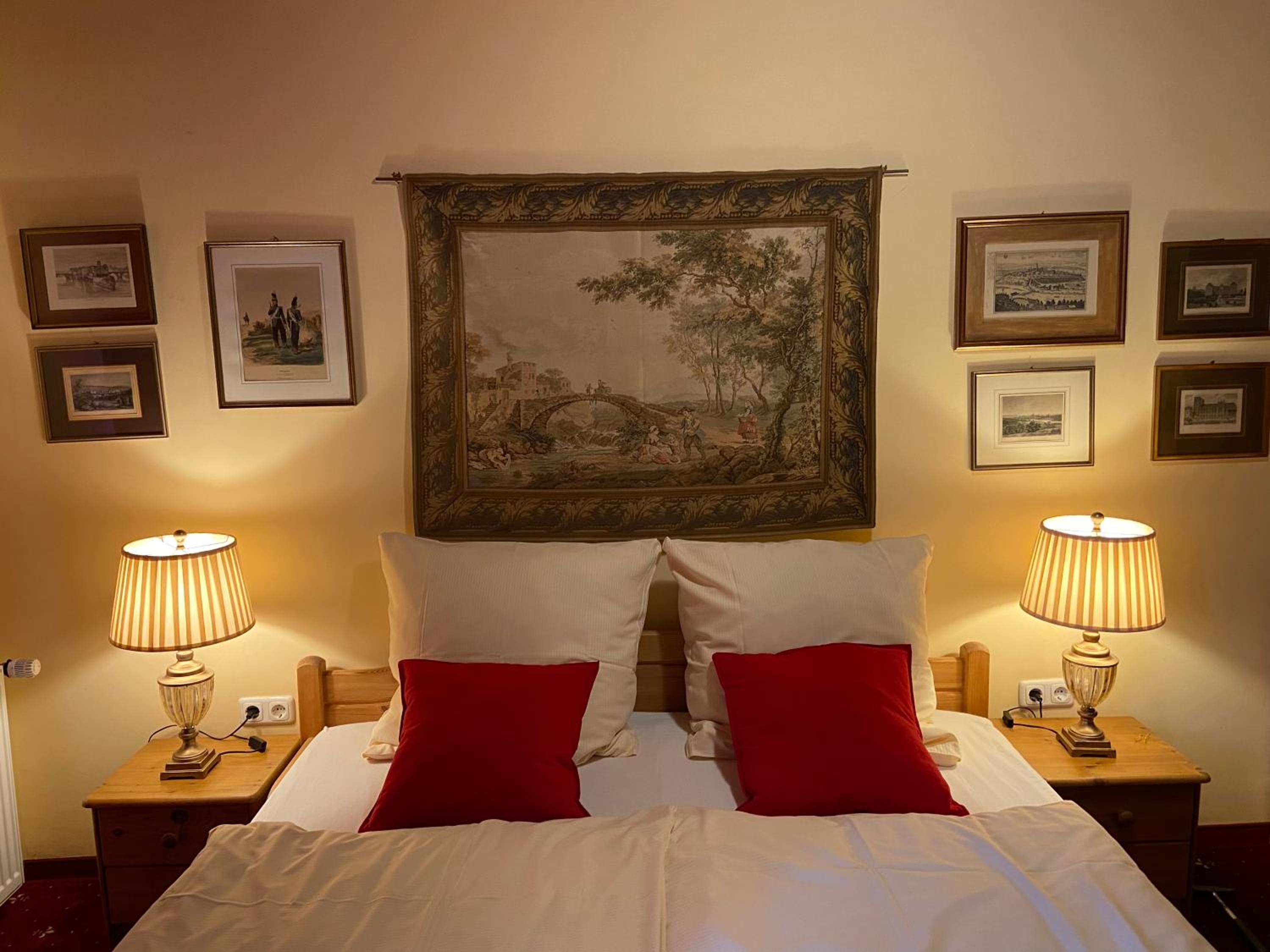 Large Double Room - Photo 3