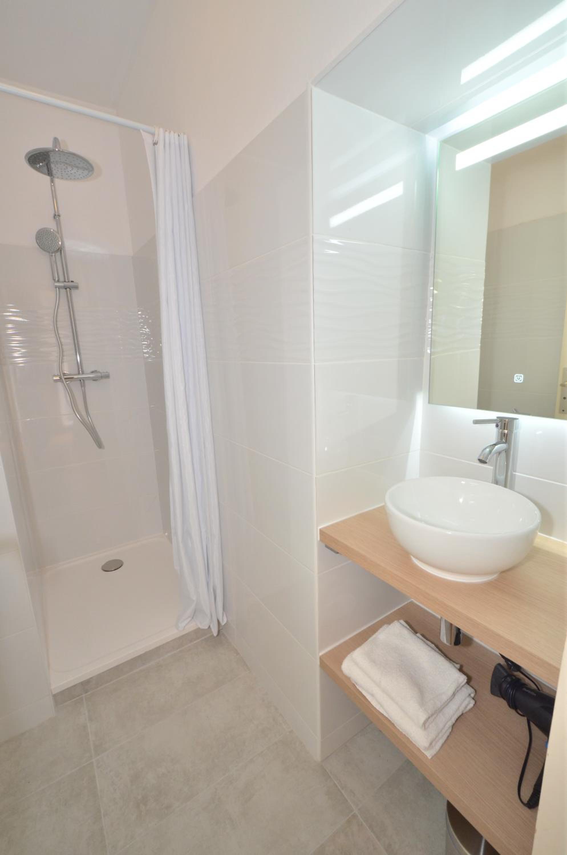 Double Room - Photo 5