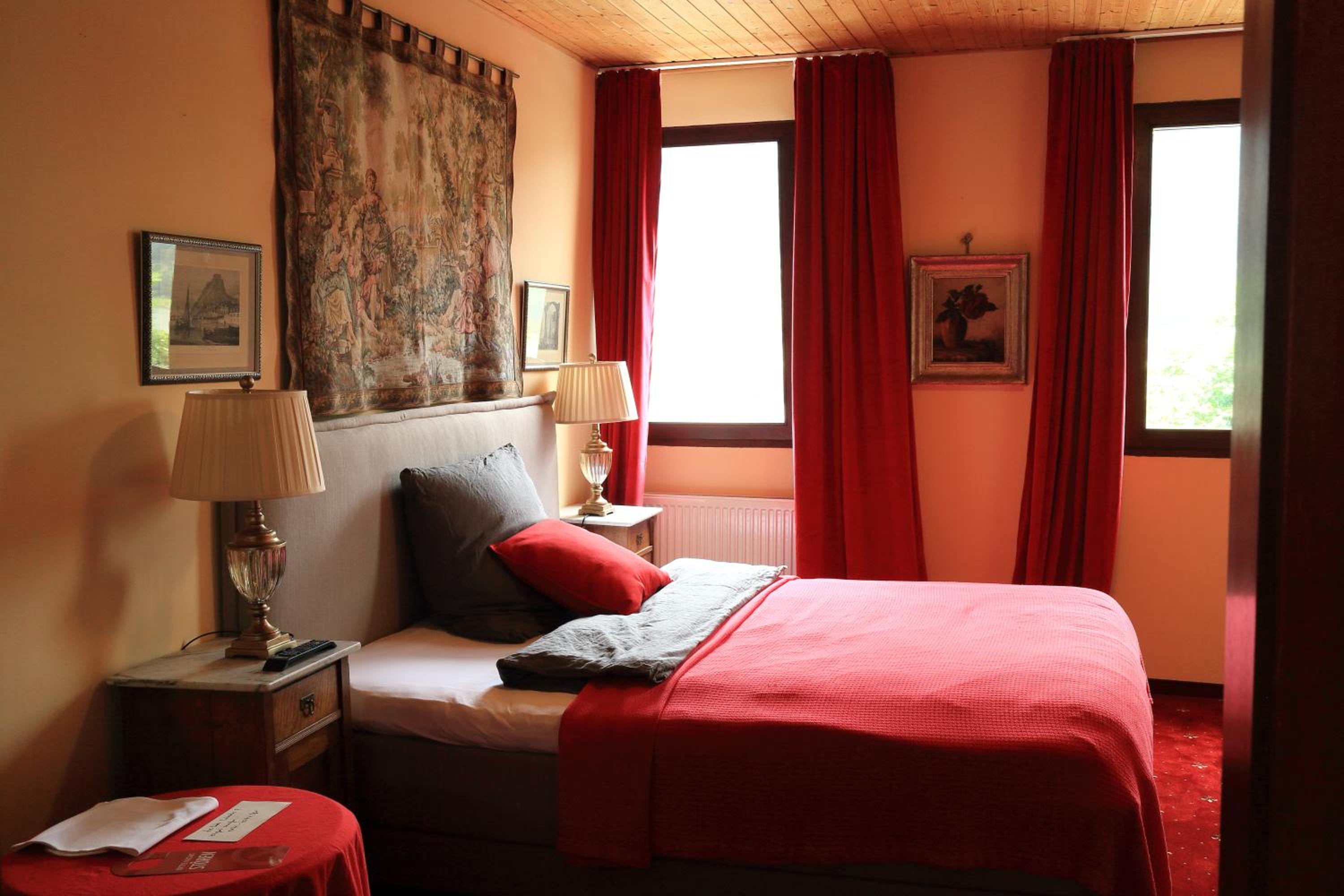 Large Double Room - Photo 1