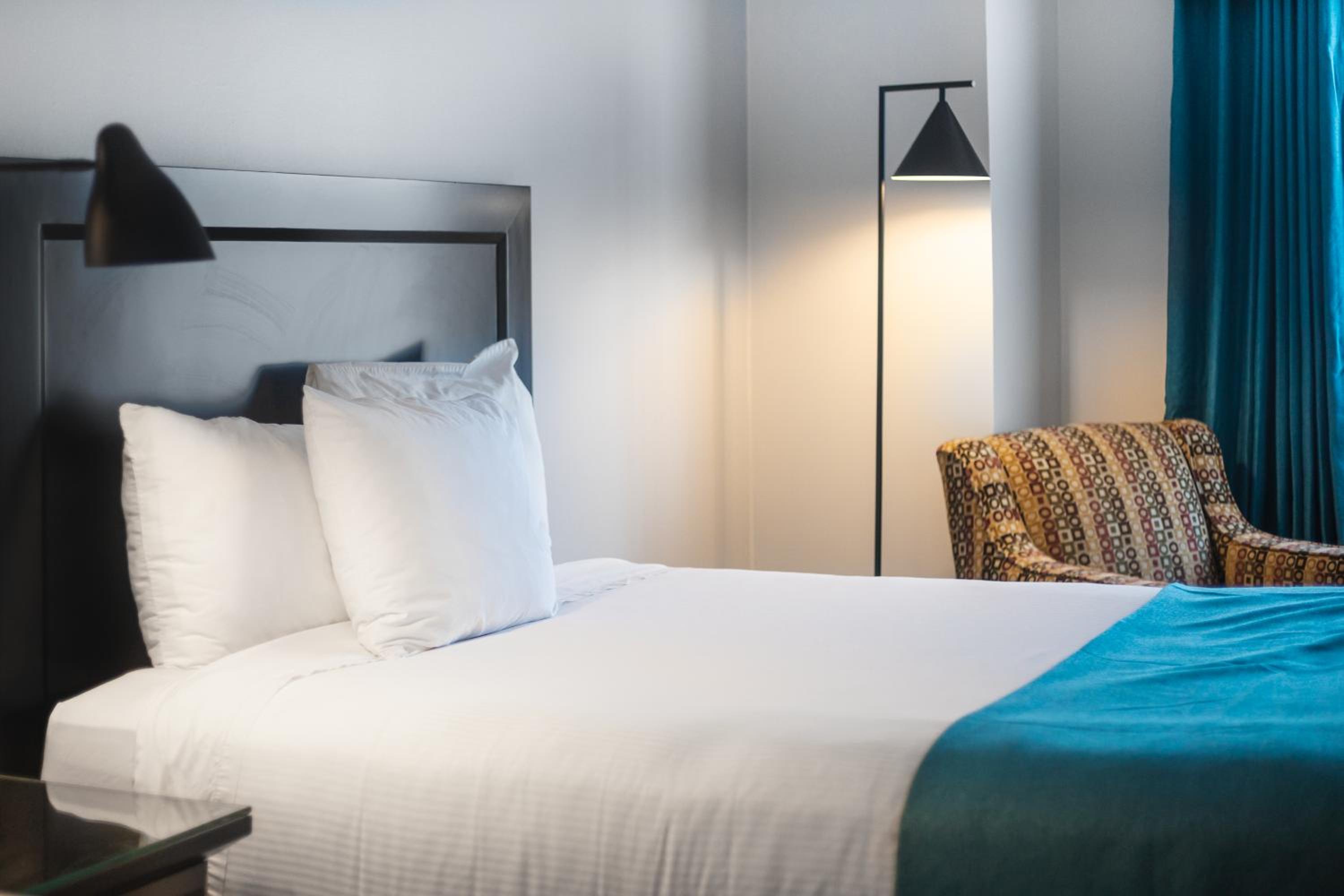 Standard Queen Room with Two Queen Beds - Photo 3
