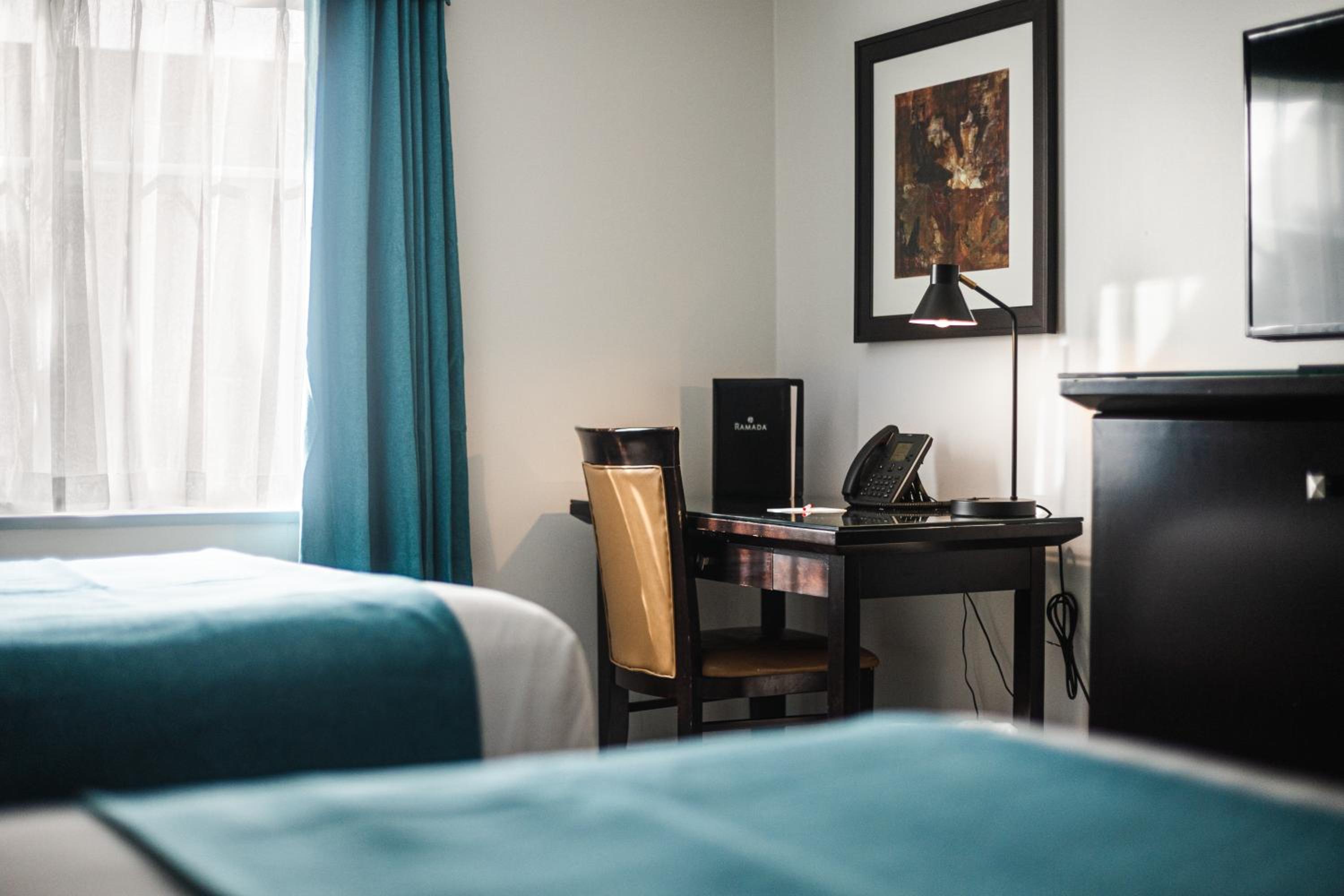 Standard Queen Room with Two Queen Beds - Photo 6