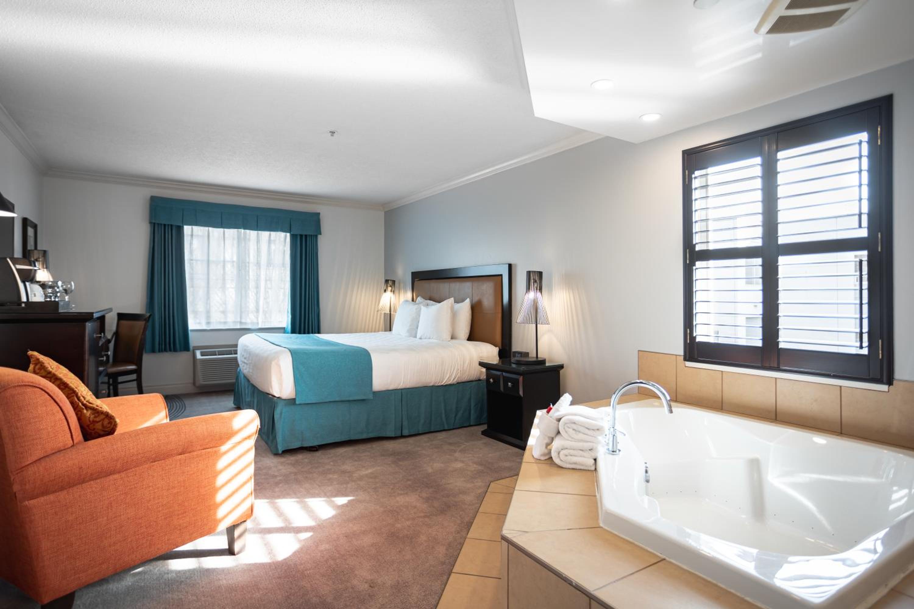 King Room with Spa Tub - Photo 1