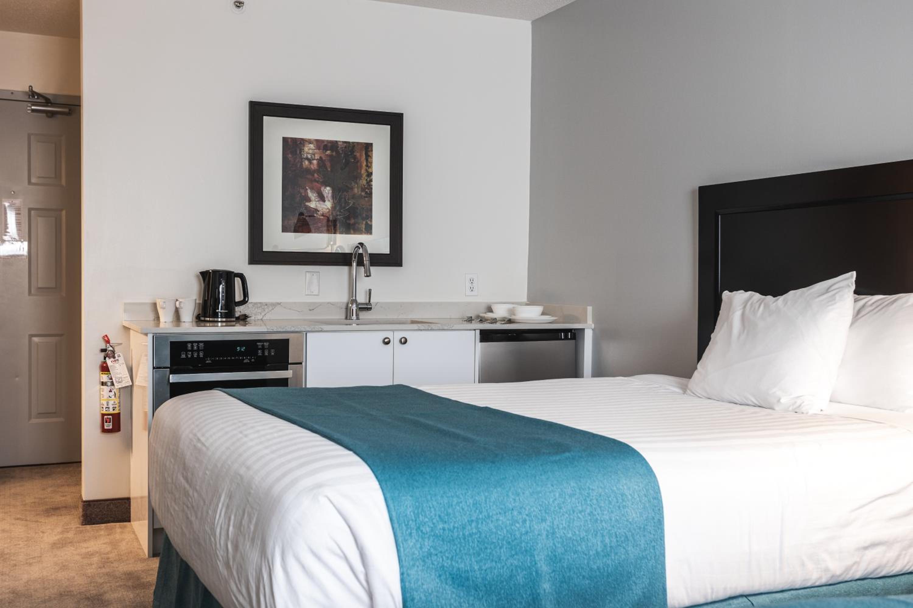 Queen Room with Two Queen Beds with Kitchenette - Photo 7