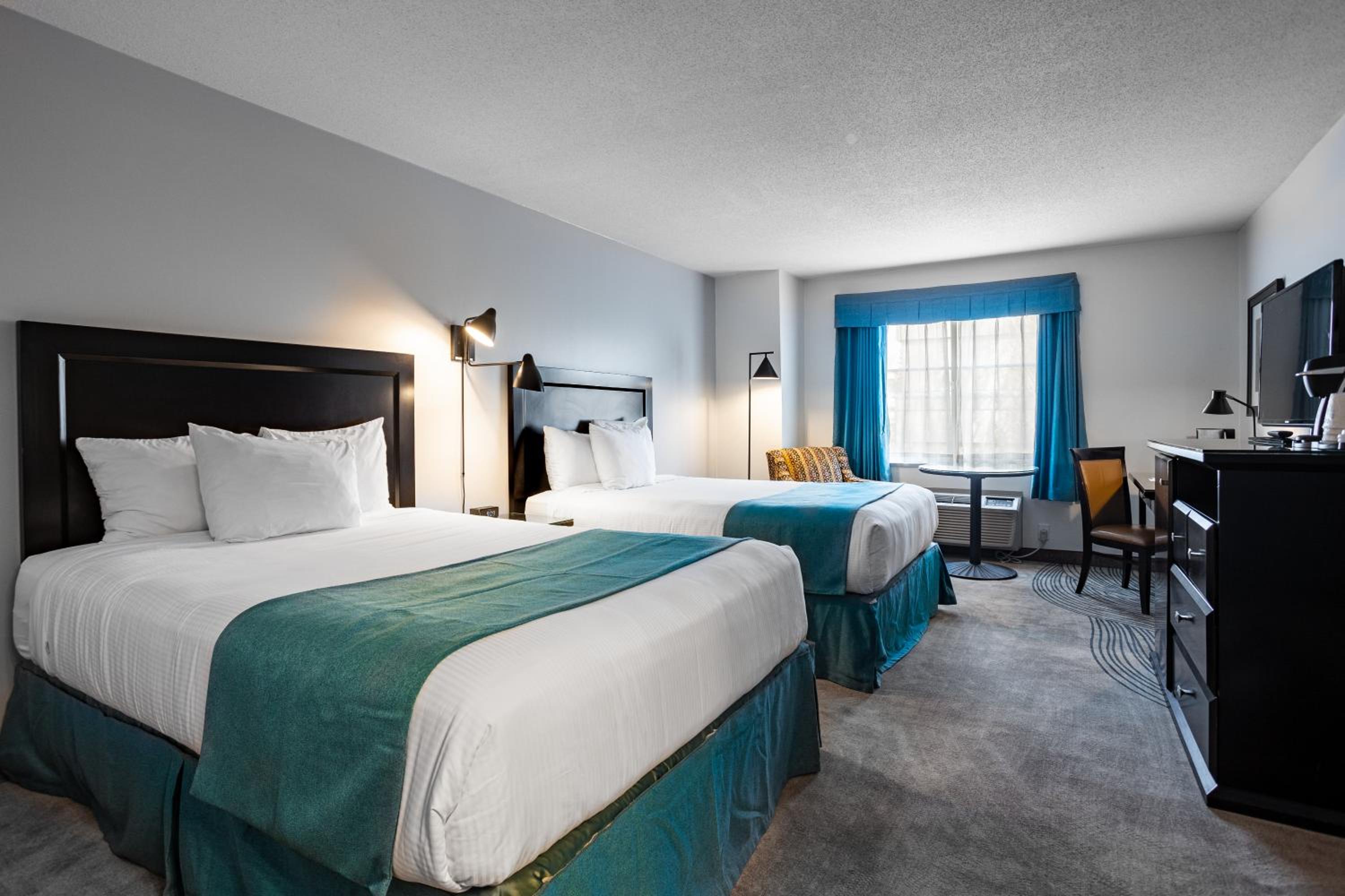 Standard Queen Room with Two Queen Beds - Photo 7