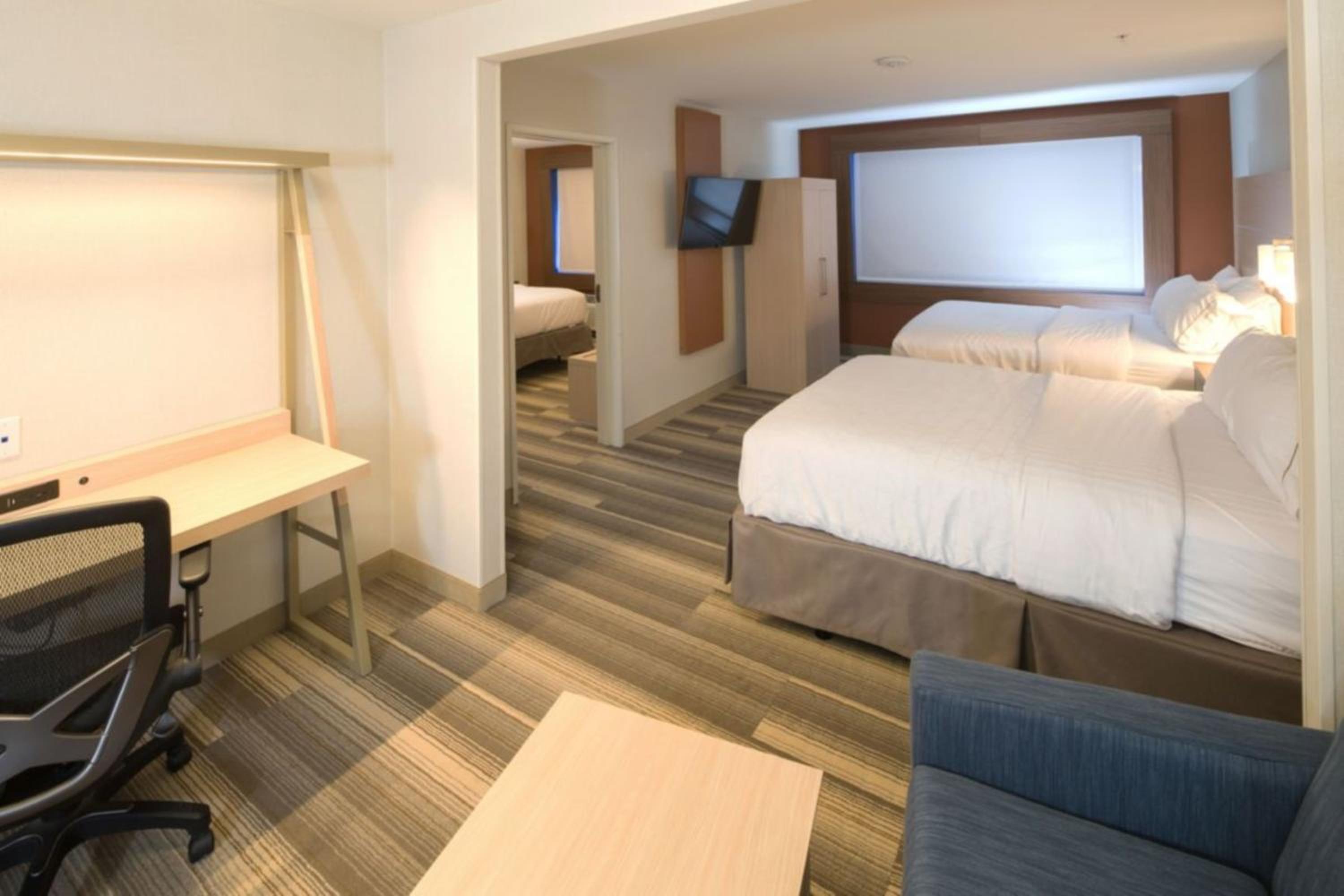 Queen Suite with Two Queen Beds - Mobility Accessible with Tub