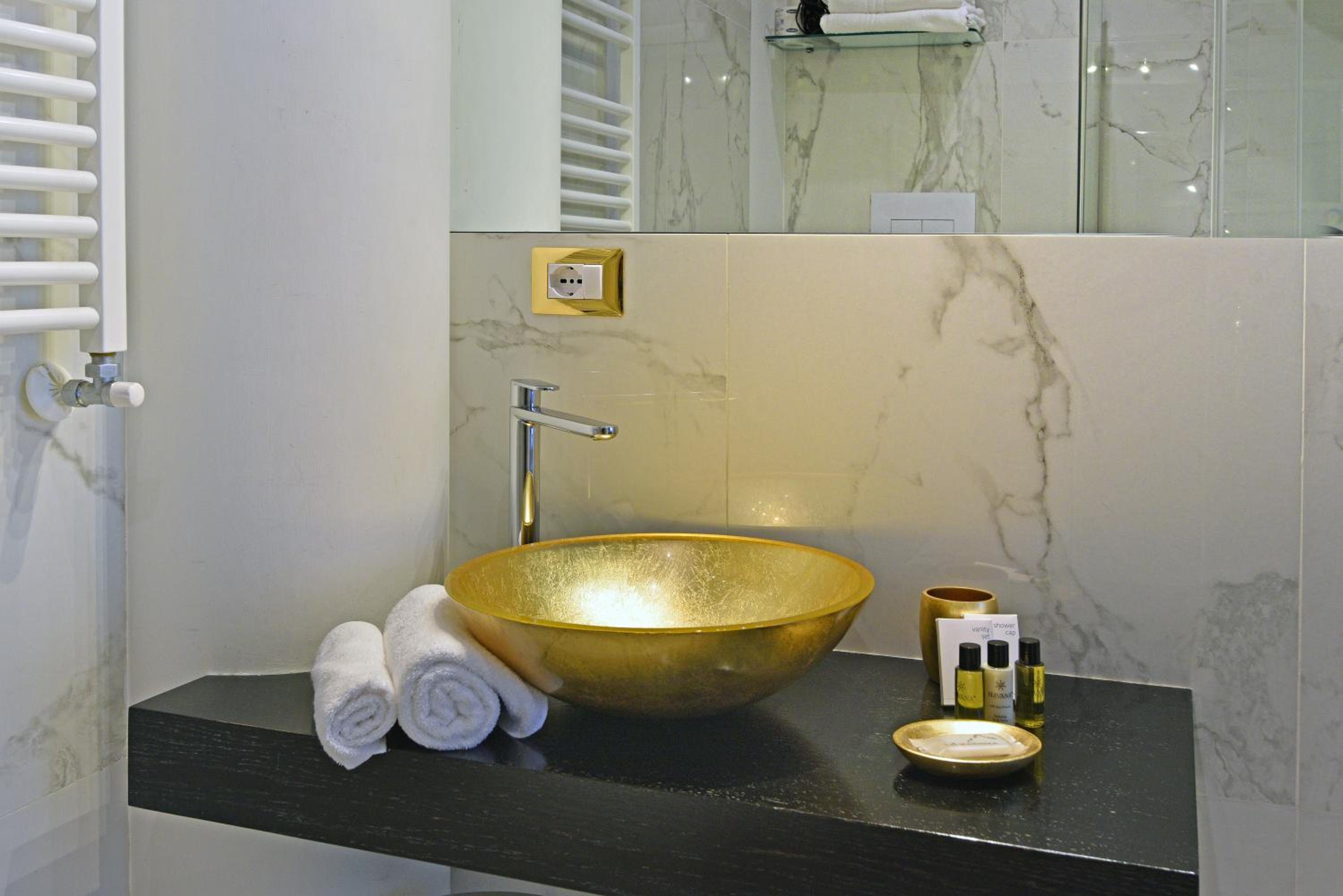 Deluxe Double Room with Balcony photo 3