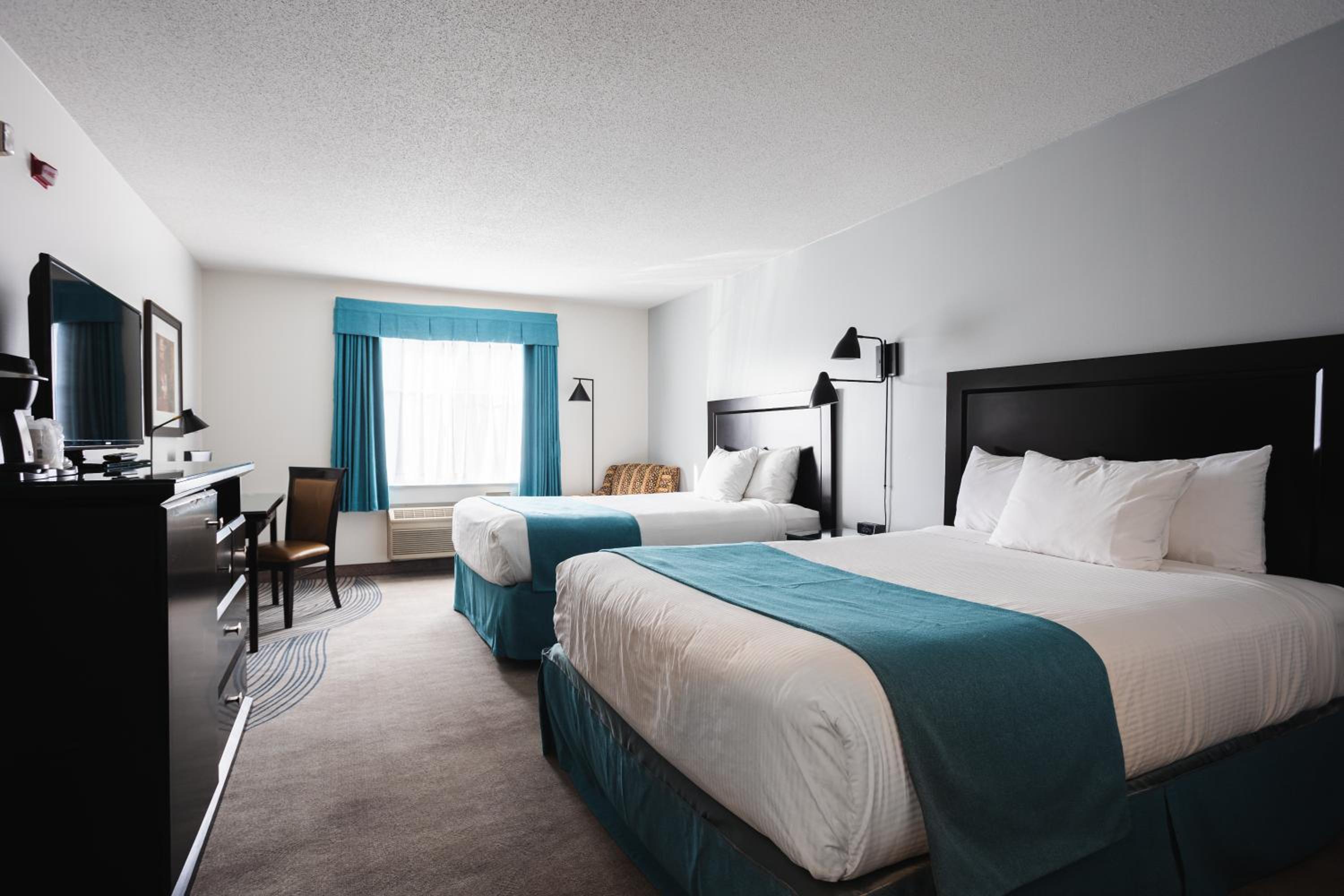 Standard Queen Room with Two Queen Beds - Photo 4