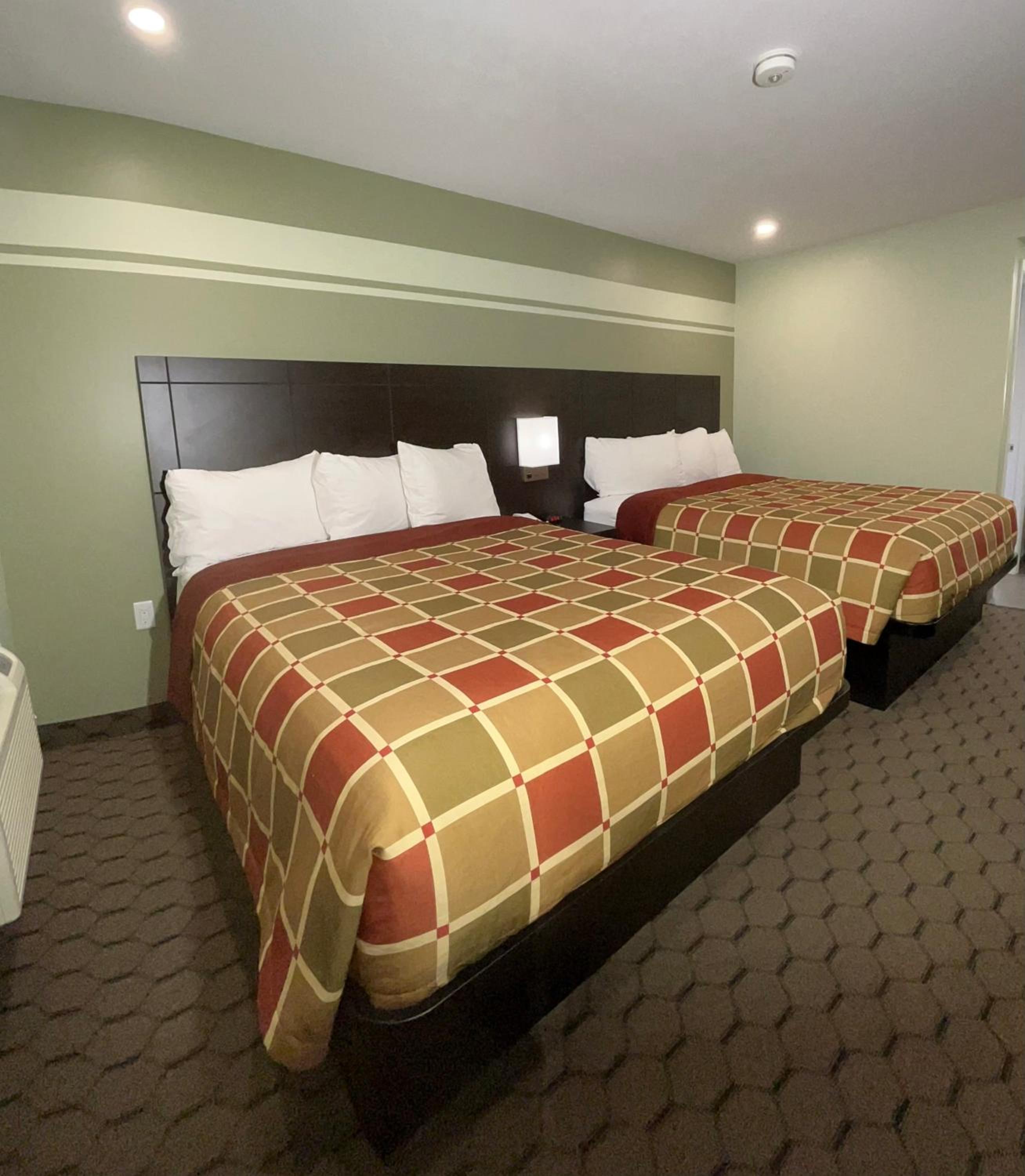 Queen Room with Two Queen Beds - Non-Smoking photo 1