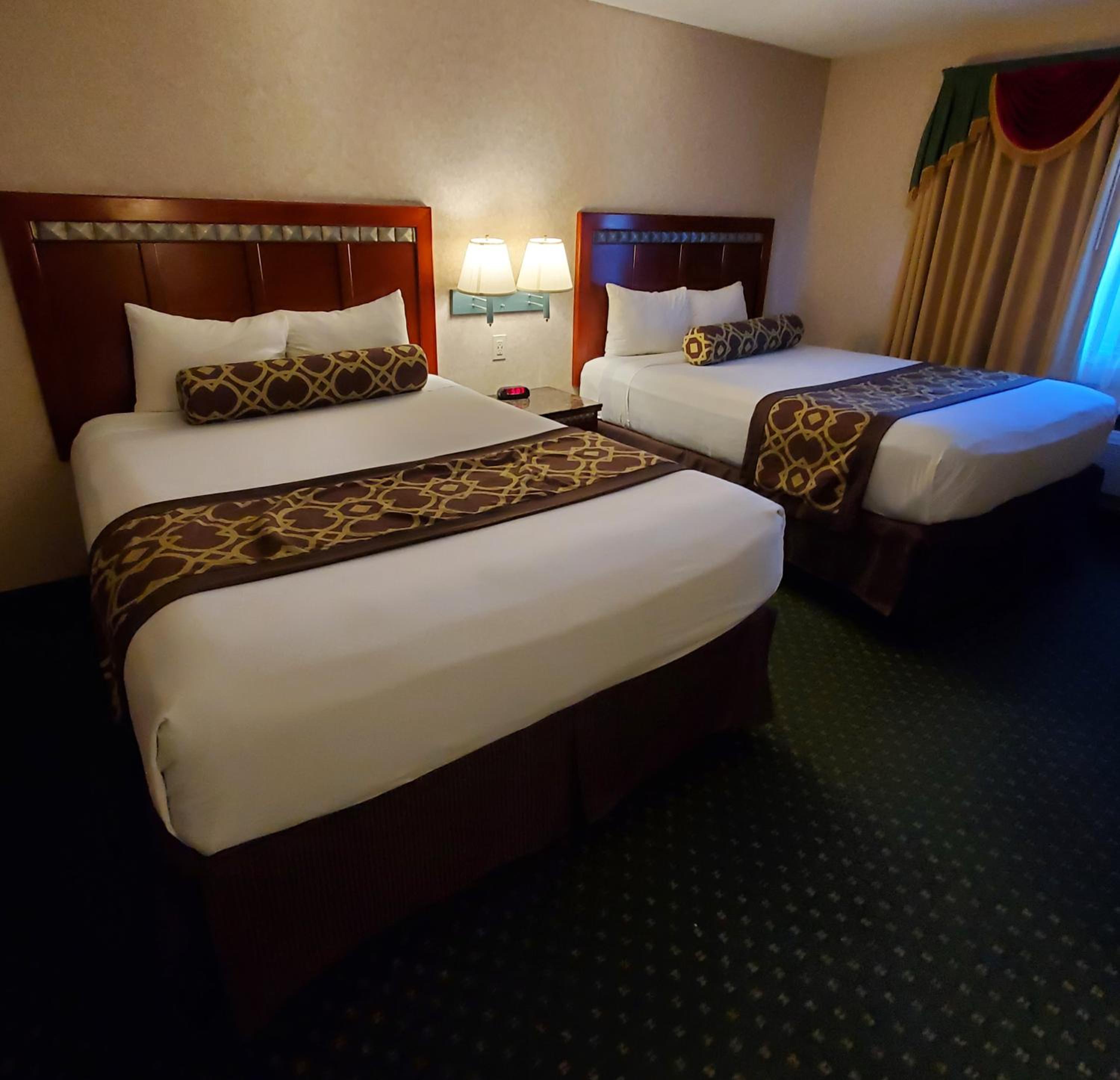 Queen Room with Two Queen Beds - Non-Smoking - Photo 1