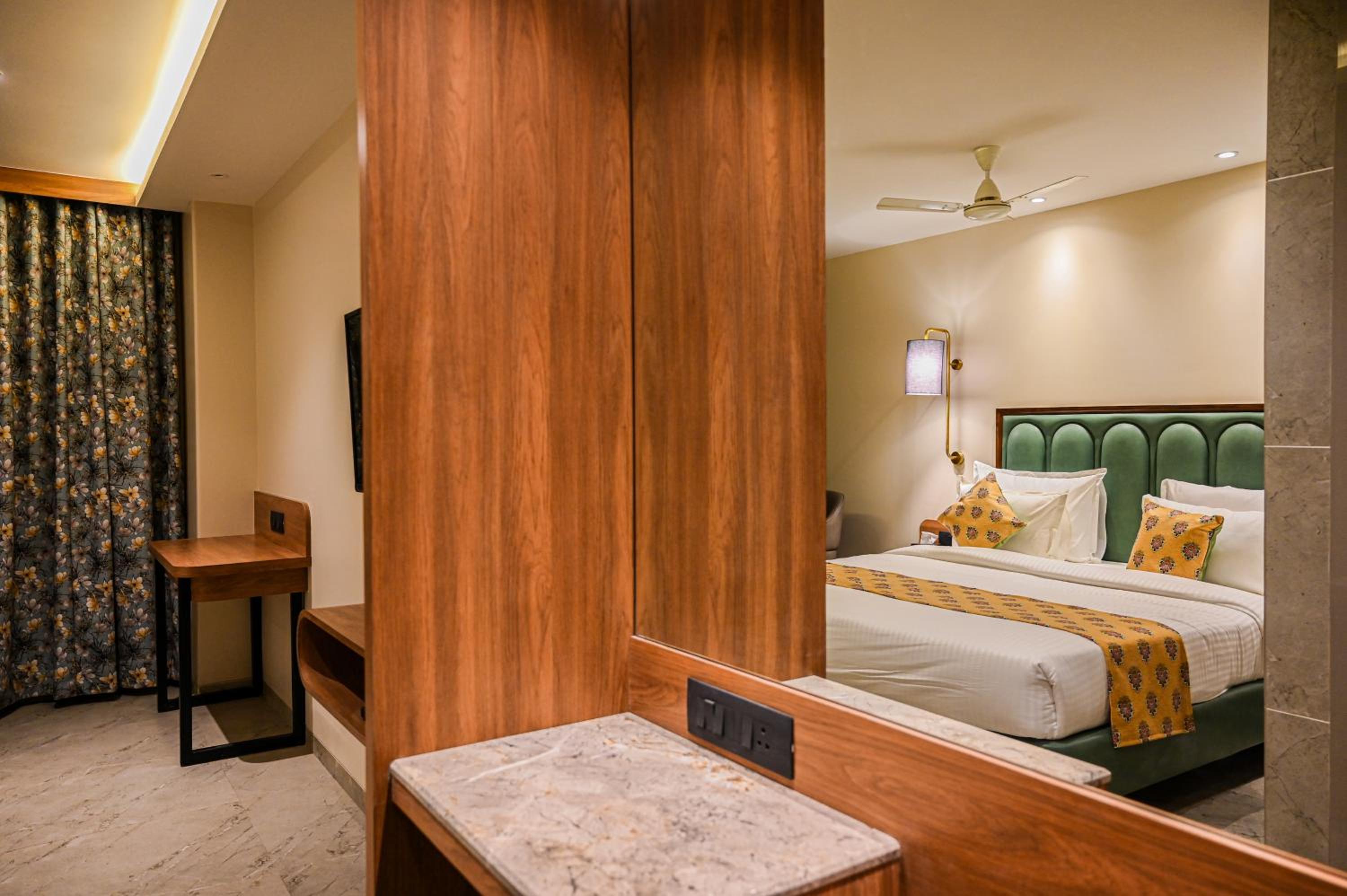 Deluxe Room - Photo 13