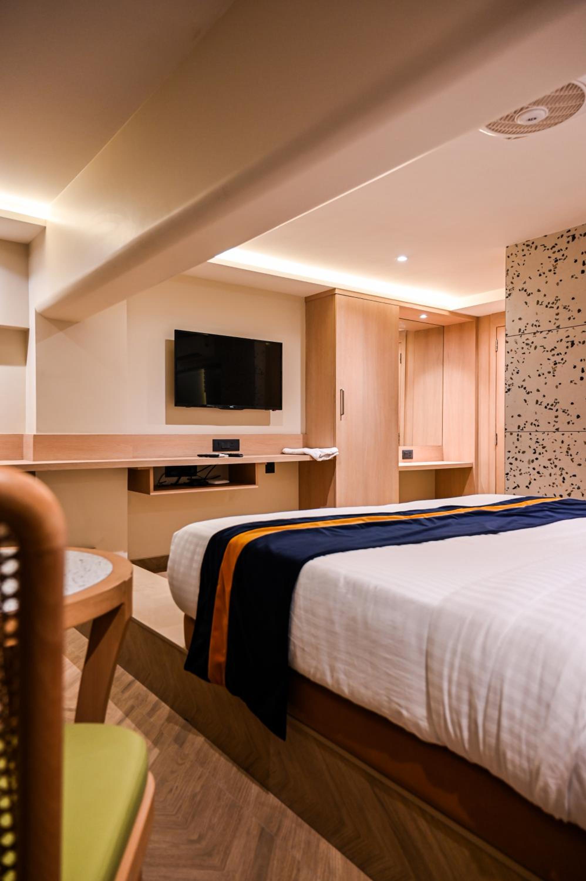 Deluxe Room - Photo 9