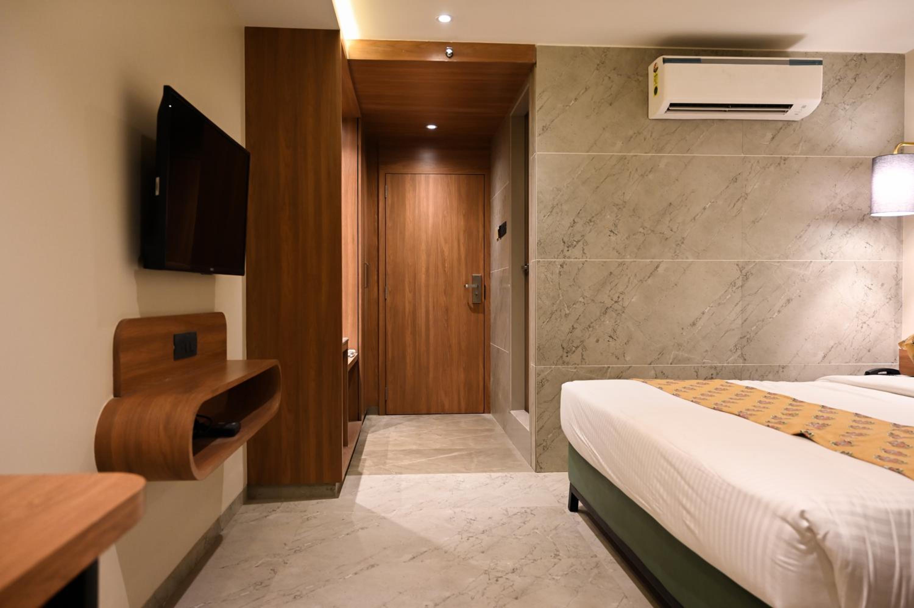 Deluxe Room - Photo 15