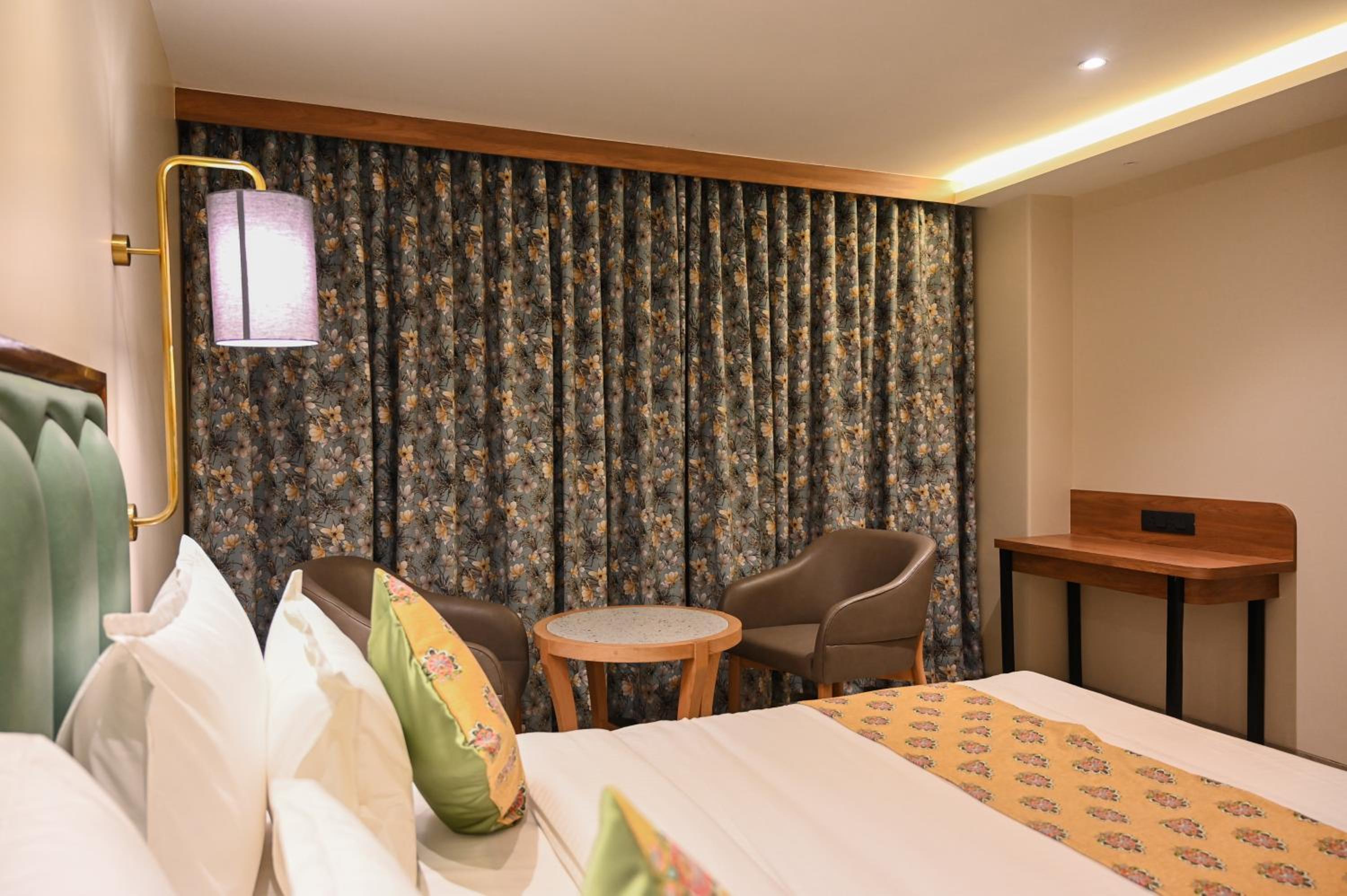 Deluxe Room - Photo 11