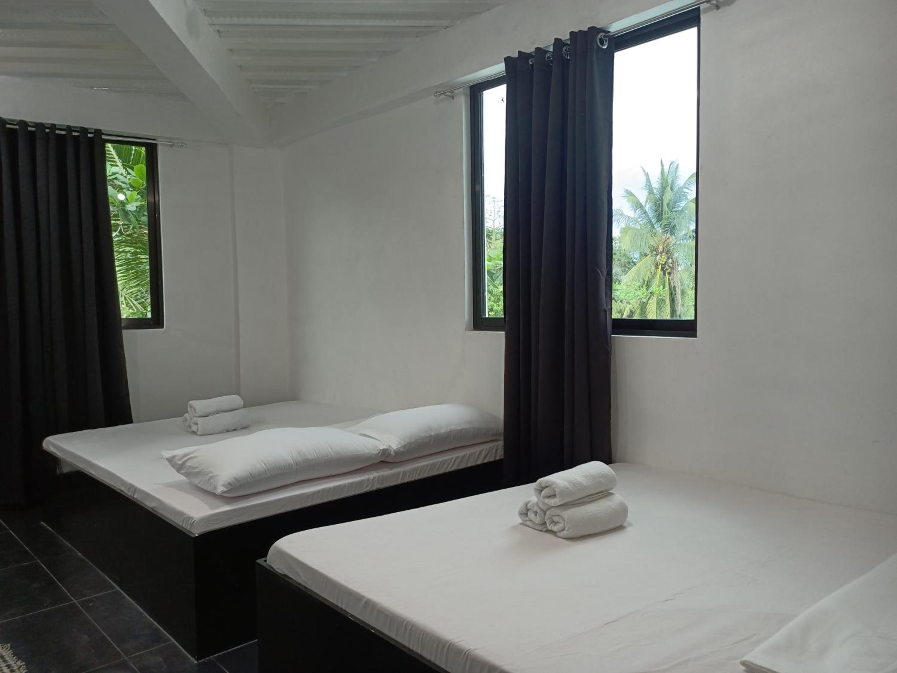 Double Room with Private Bathroom - Photo 10