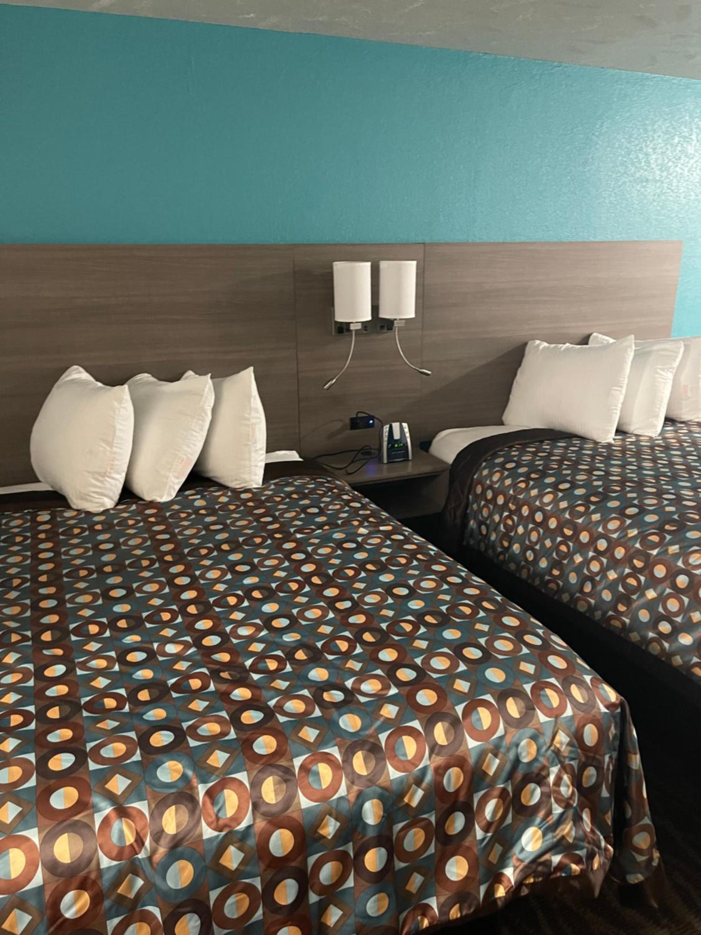 2 Queen Beds, Dog-Friendly, Non-Smoking - Photo 1