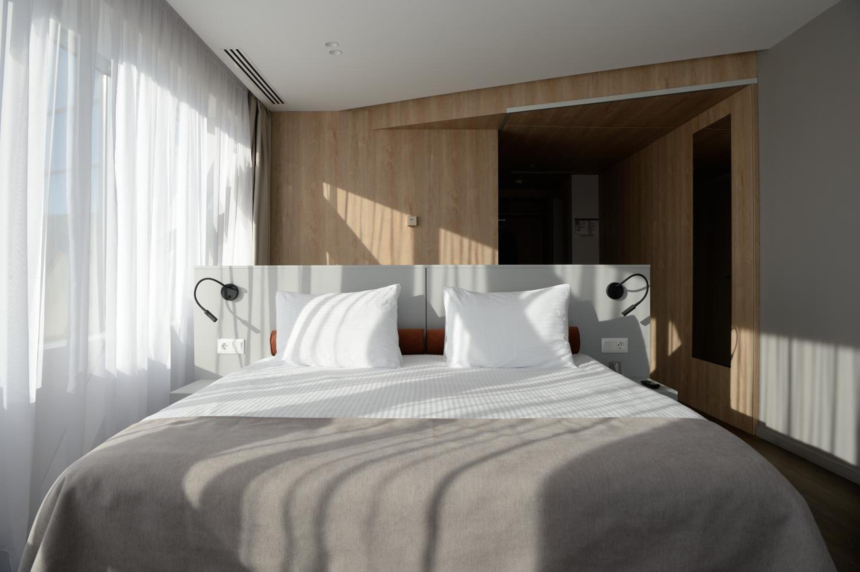 Deluxe Double Room - Photo 13