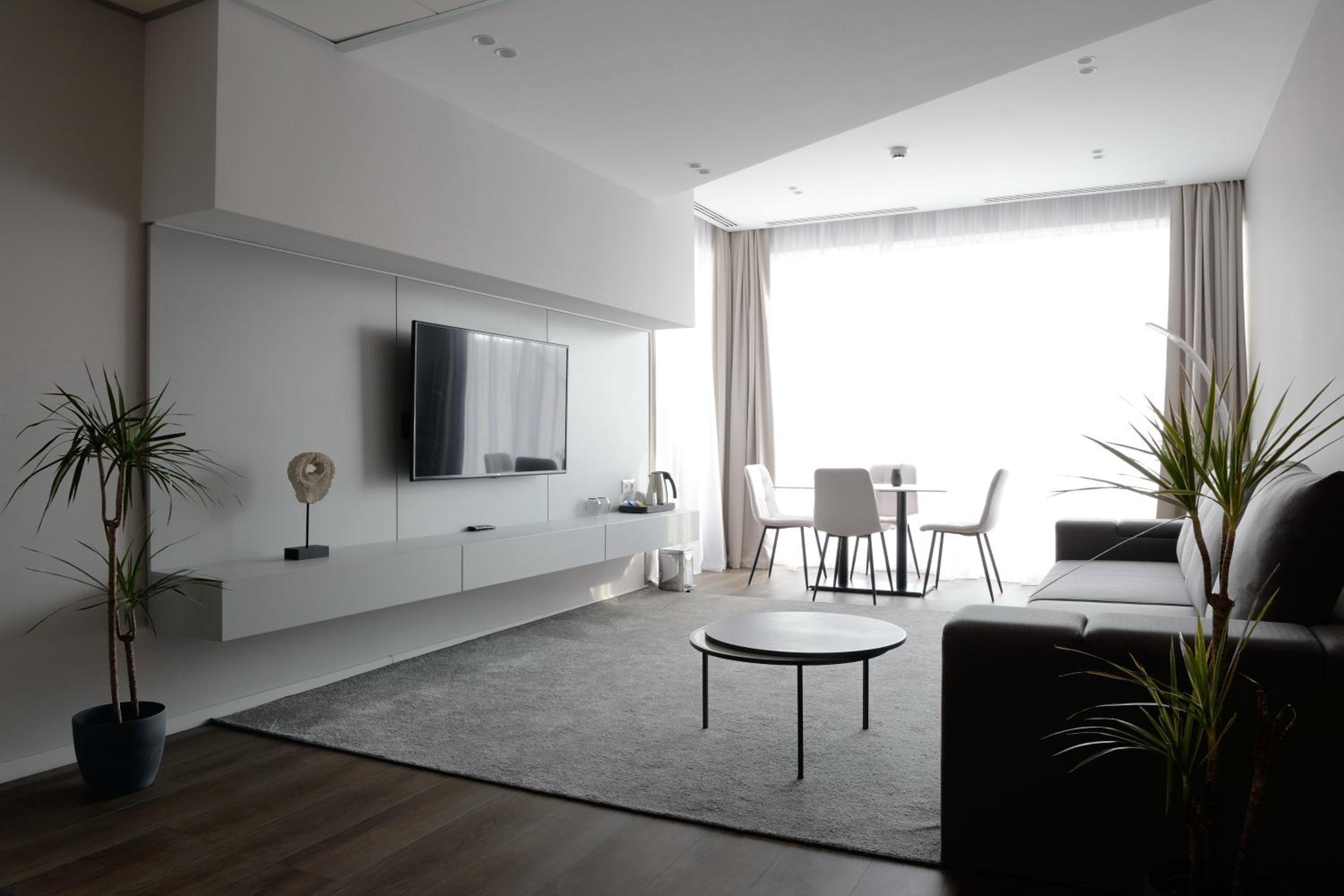 One-Bedroom Suite - Photo 10
