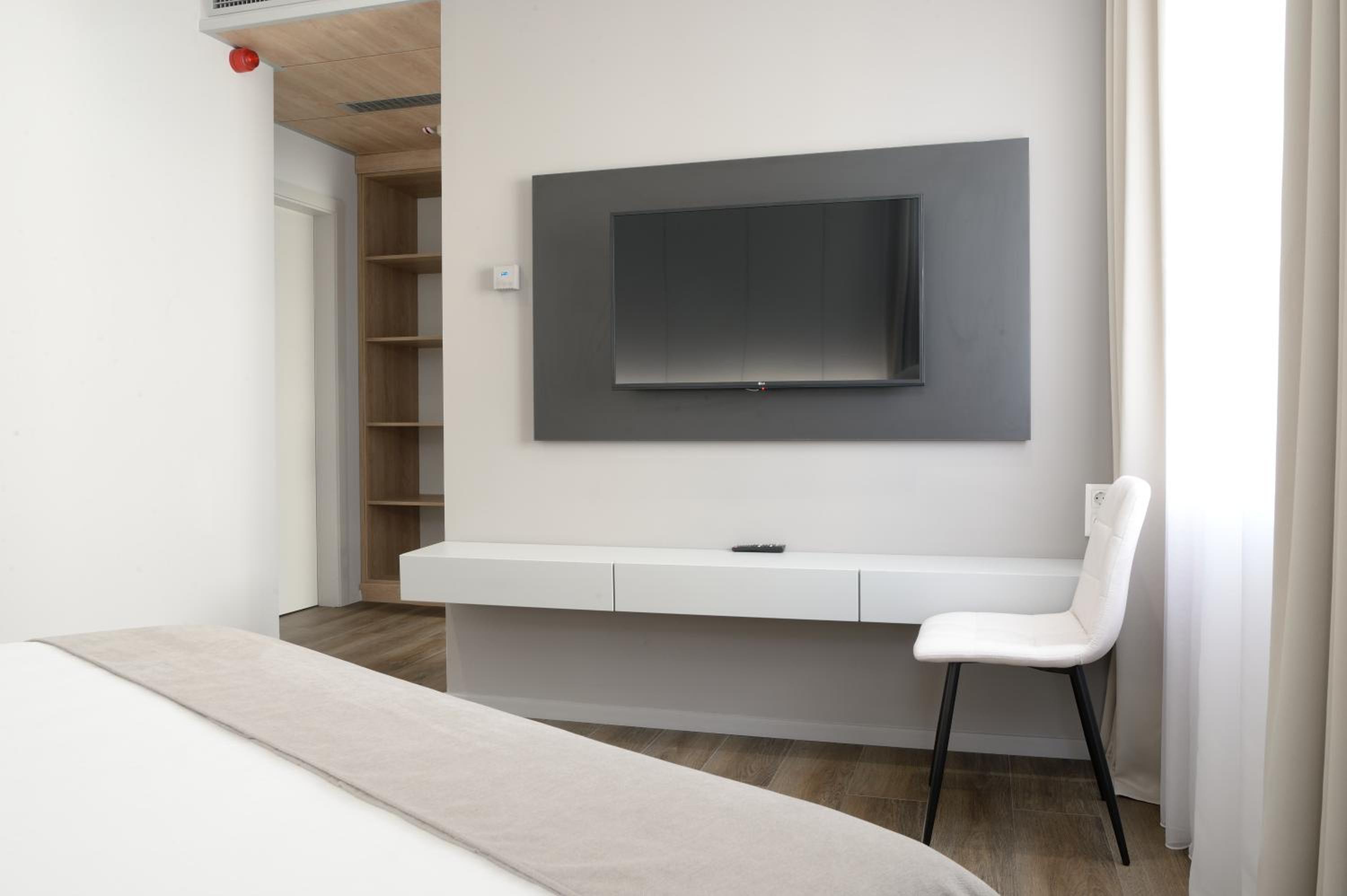 One-Bedroom Suite - Photo 1