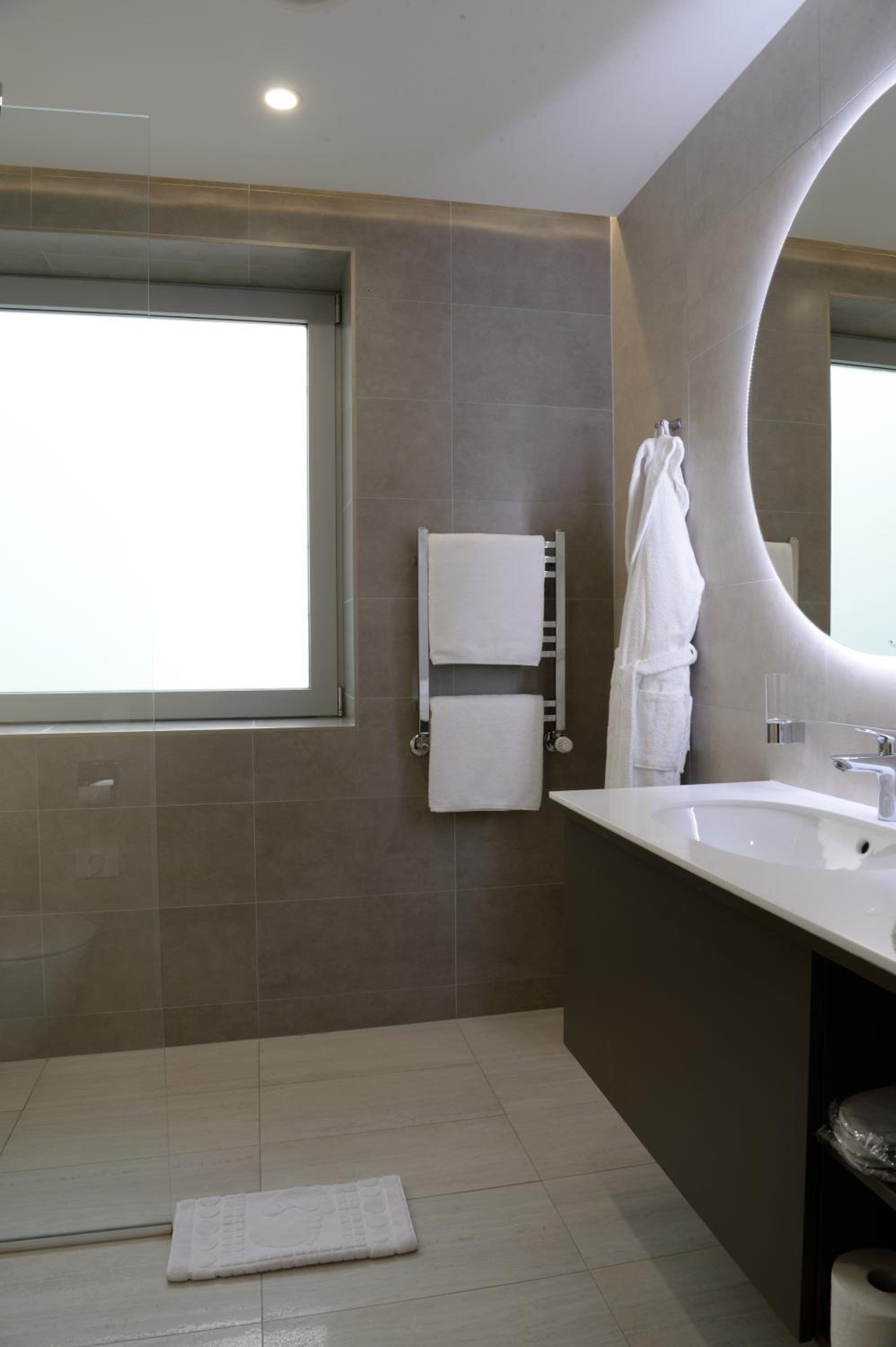 One-Bedroom Suite - Photo 9