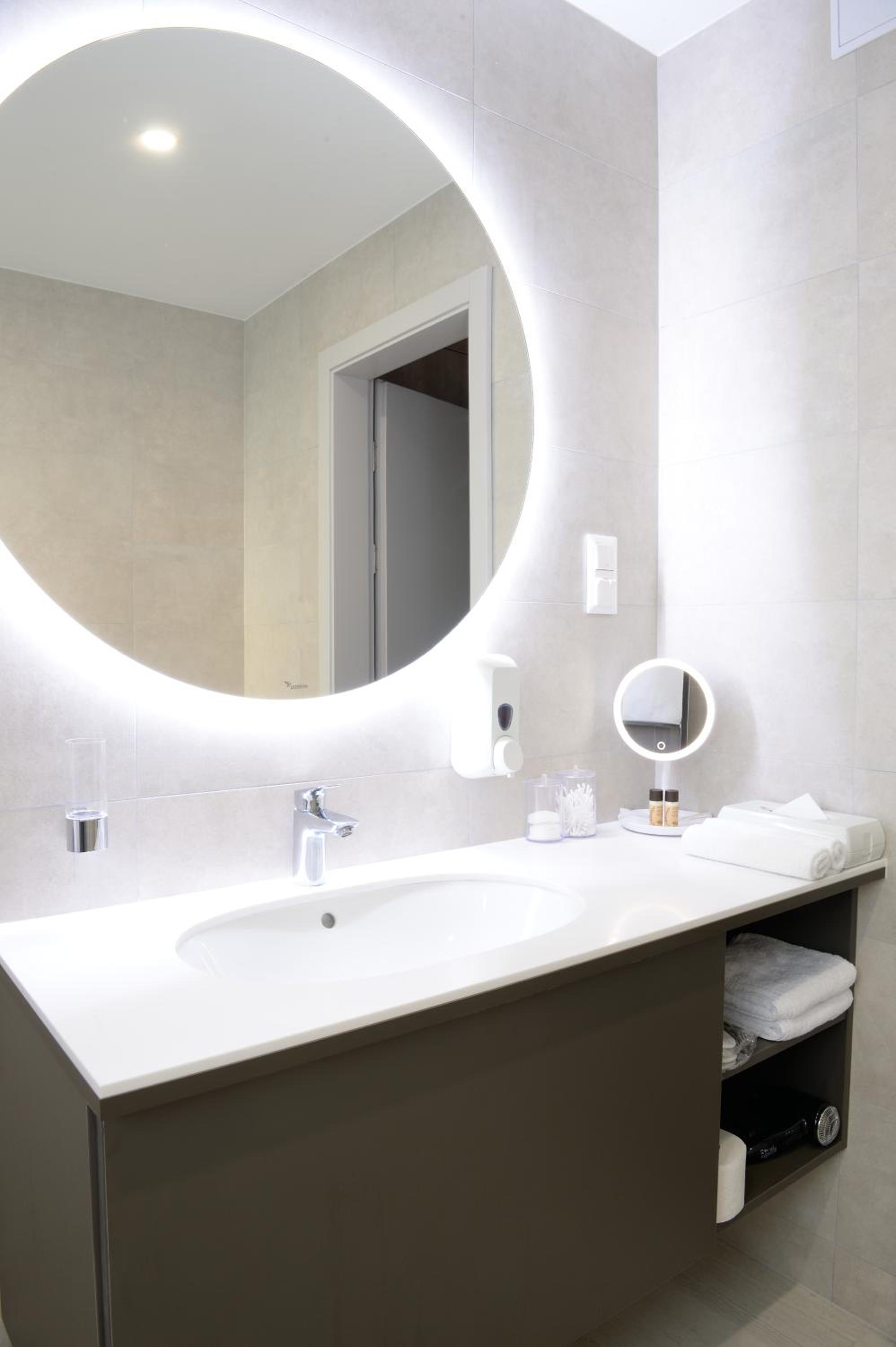 One-Bedroom Suite - Photo 4