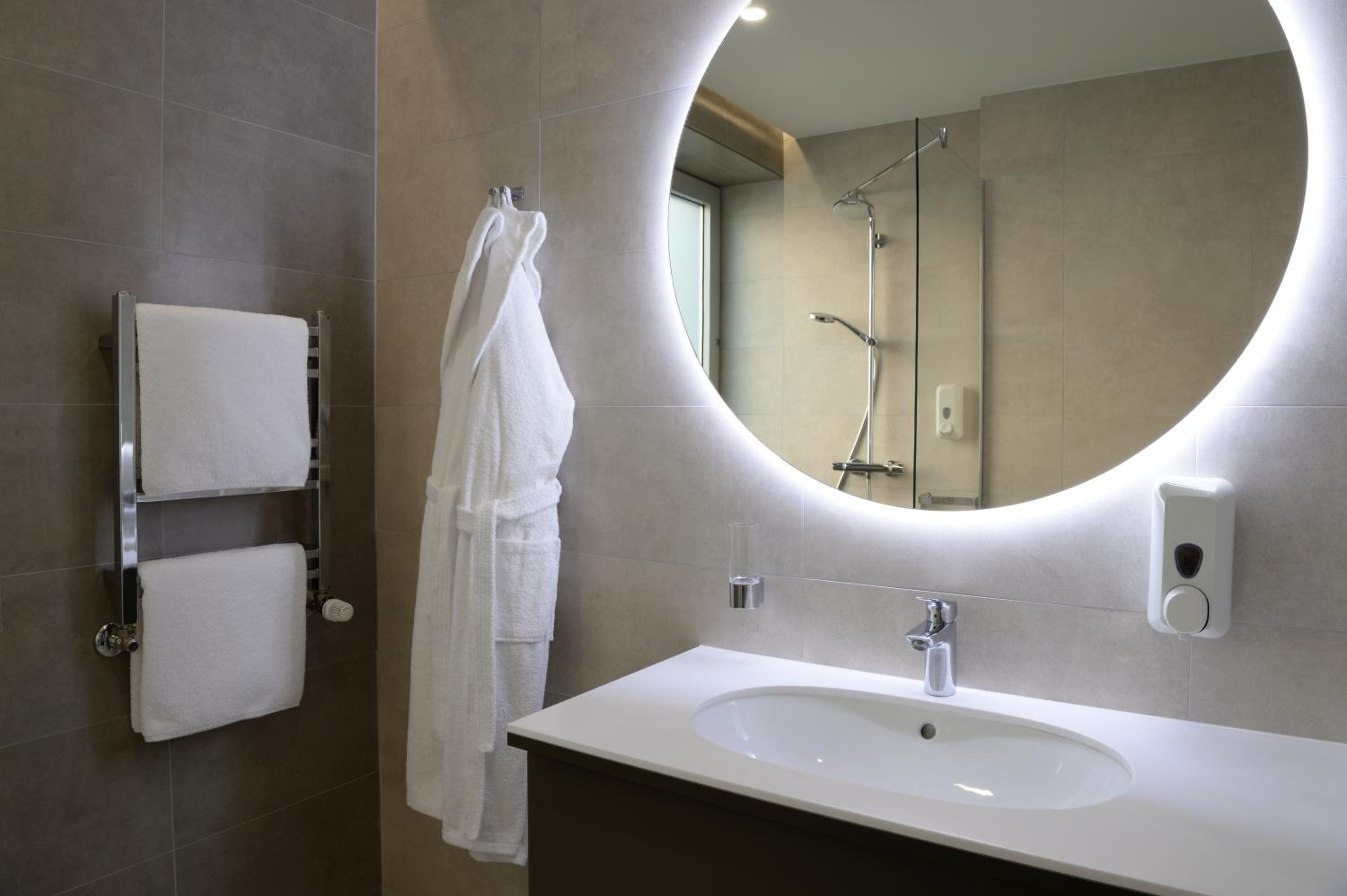 One-Bedroom Suite - Photo 3