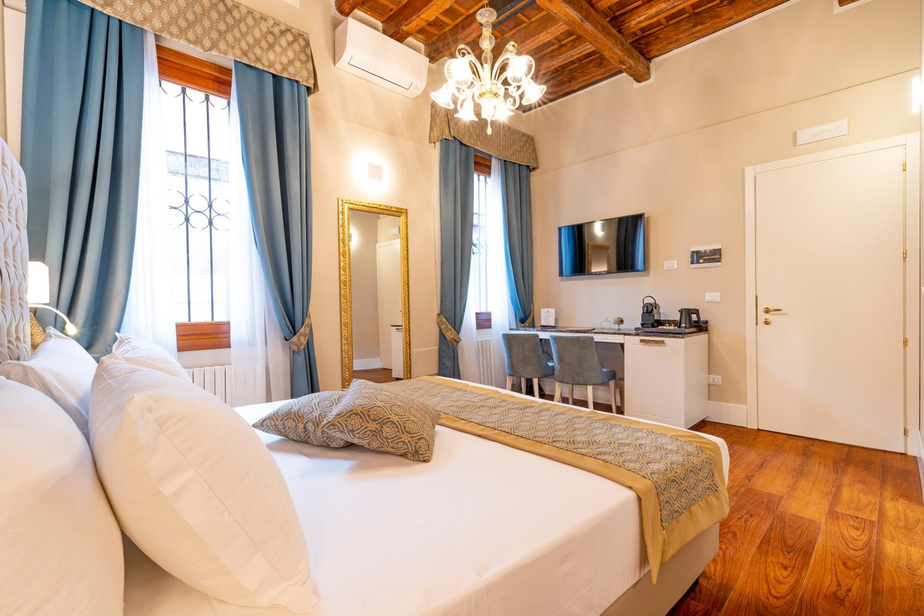 Deluxe Double or Twin Room photo 3