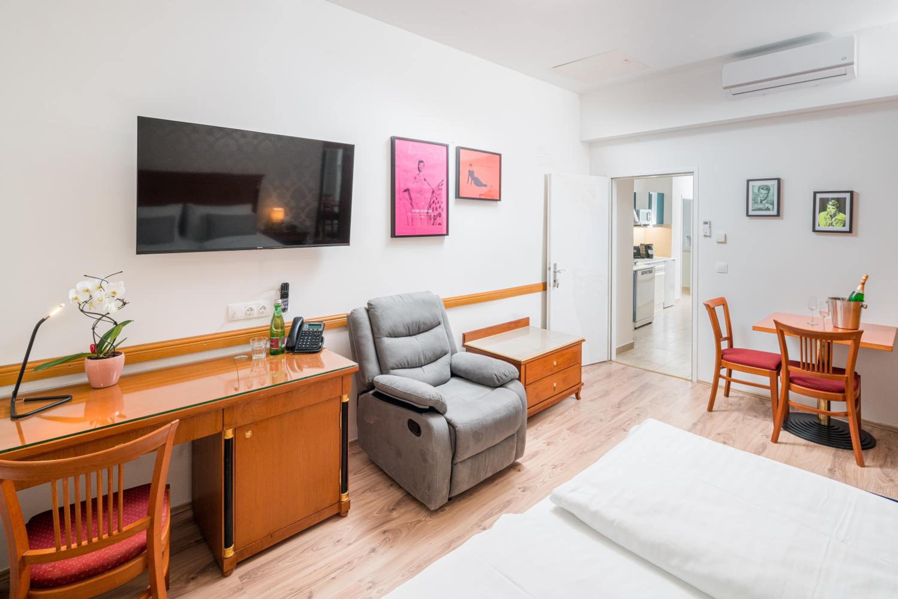 Superior King Suite with Sofa Bed photo 2