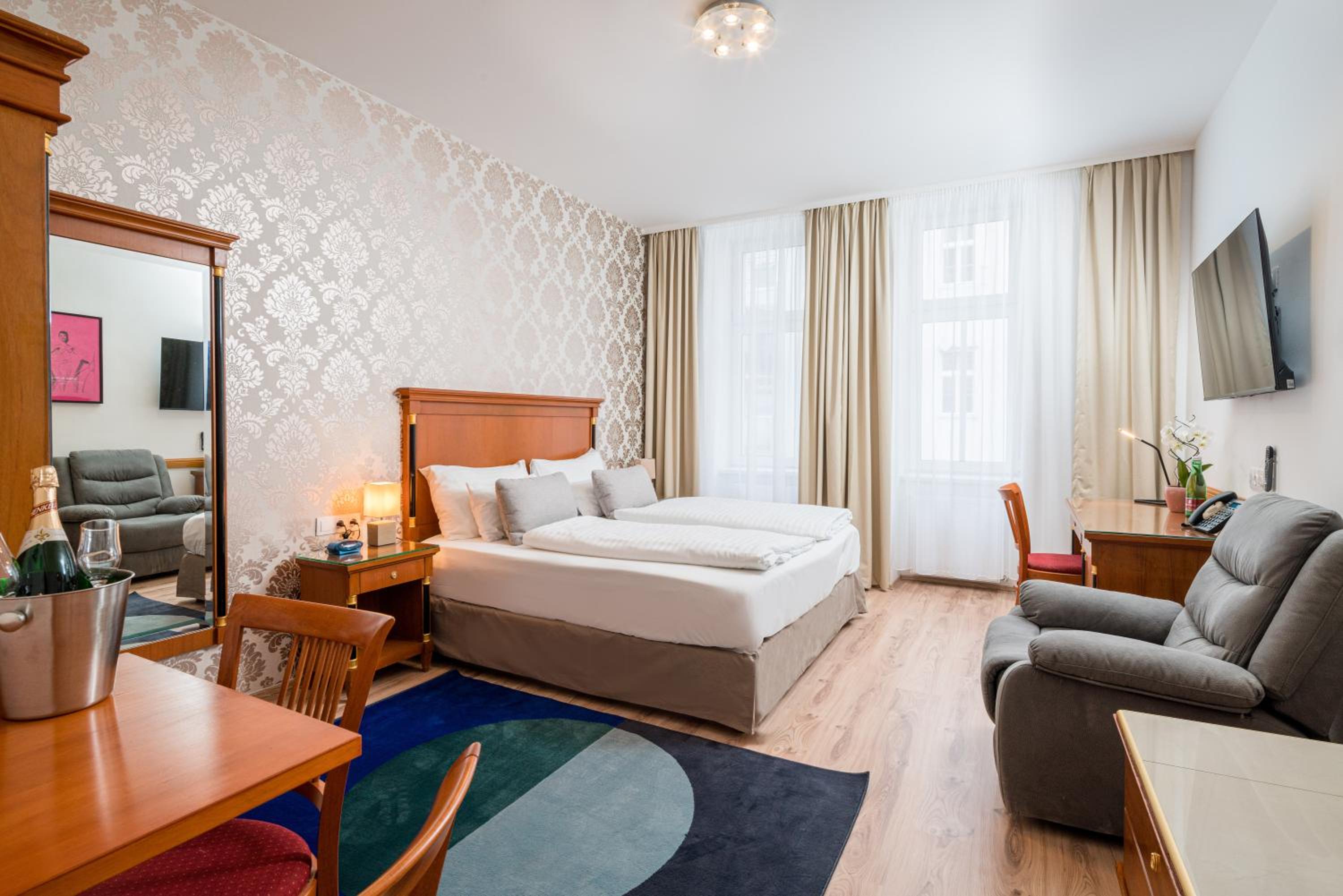 Superior King Suite with Sofa Bed photo 1