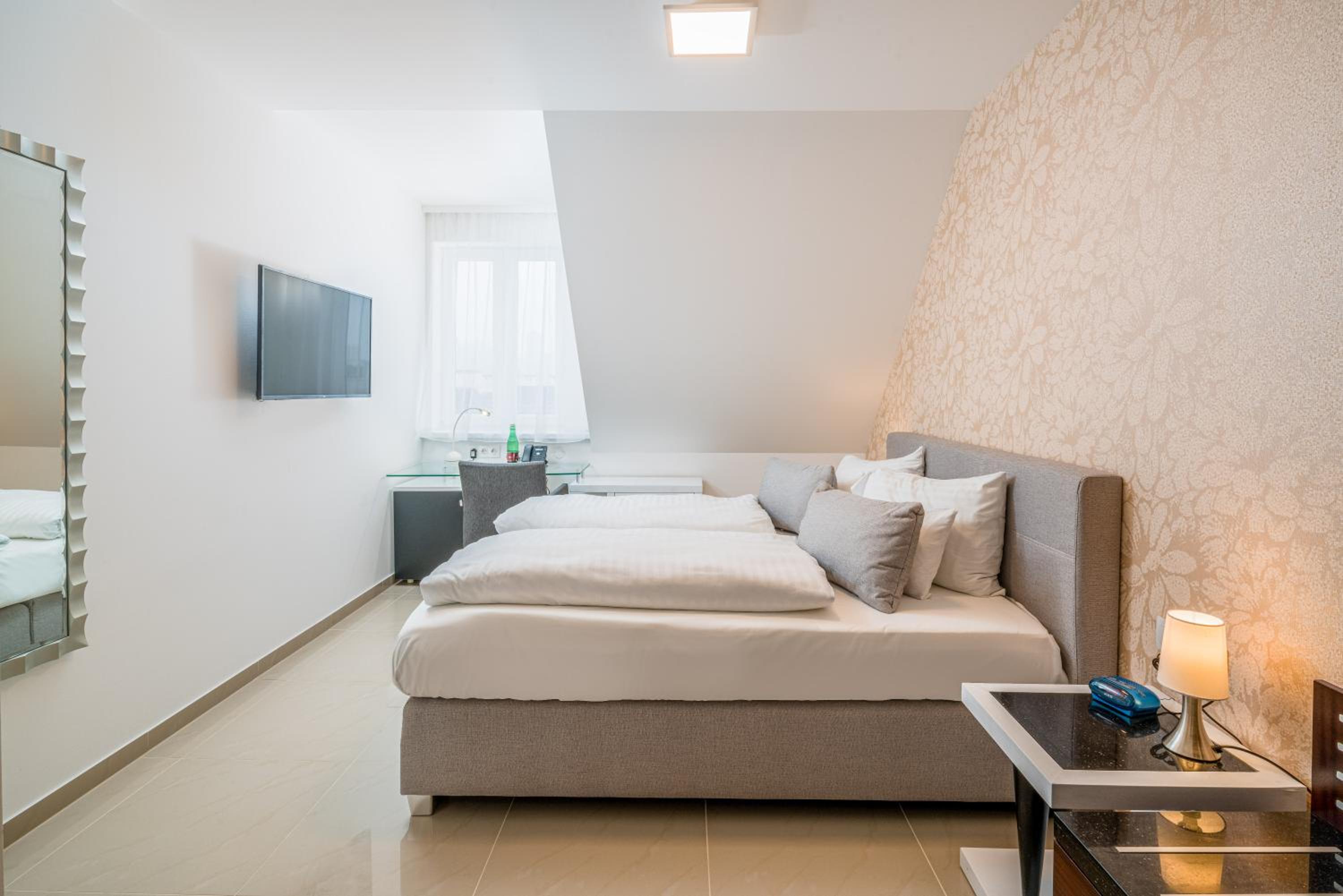 Two-Bedroom Family Suite with Two King Beds photo 1