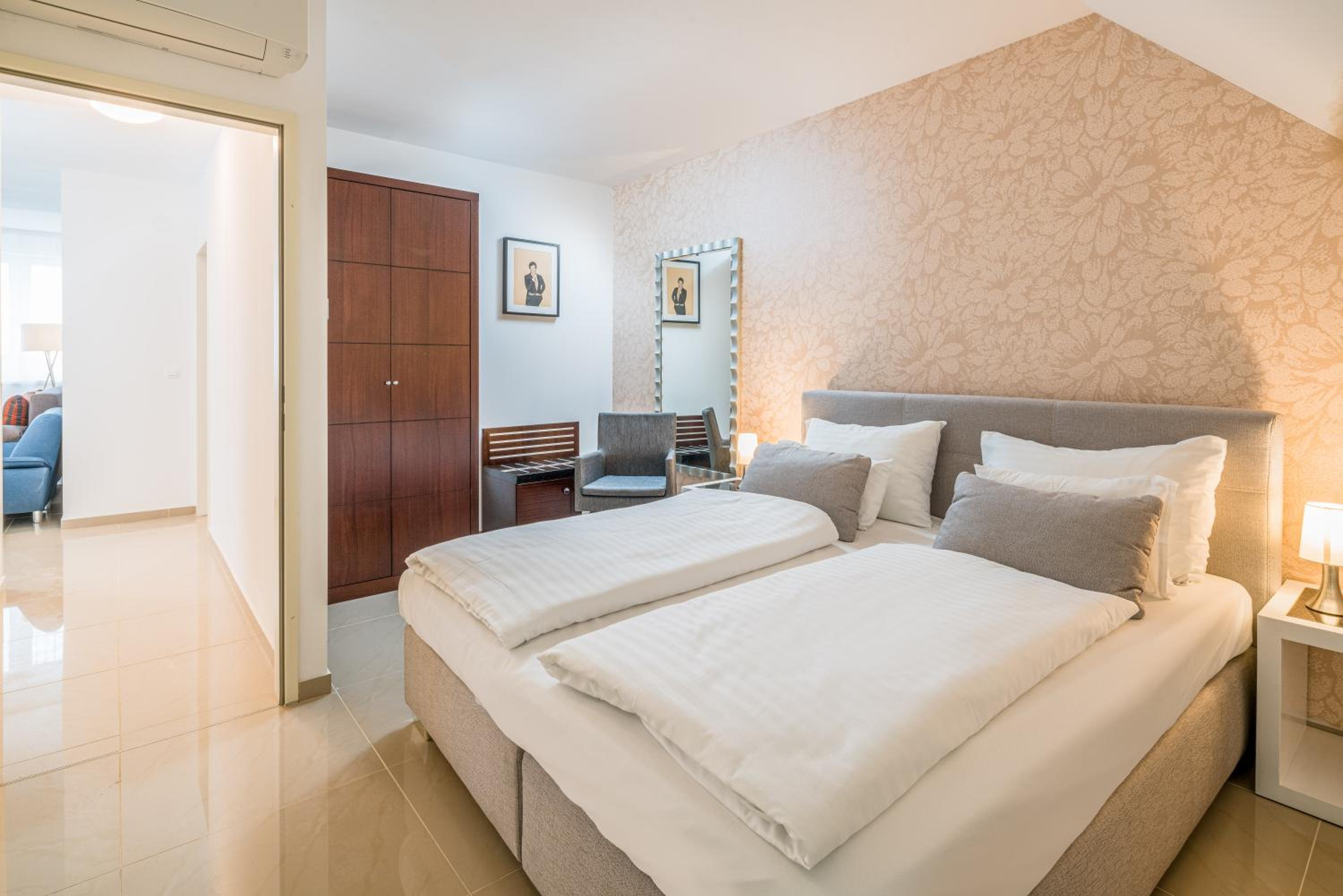 Two-Bedroom Family Suite with Two King Beds photo 2