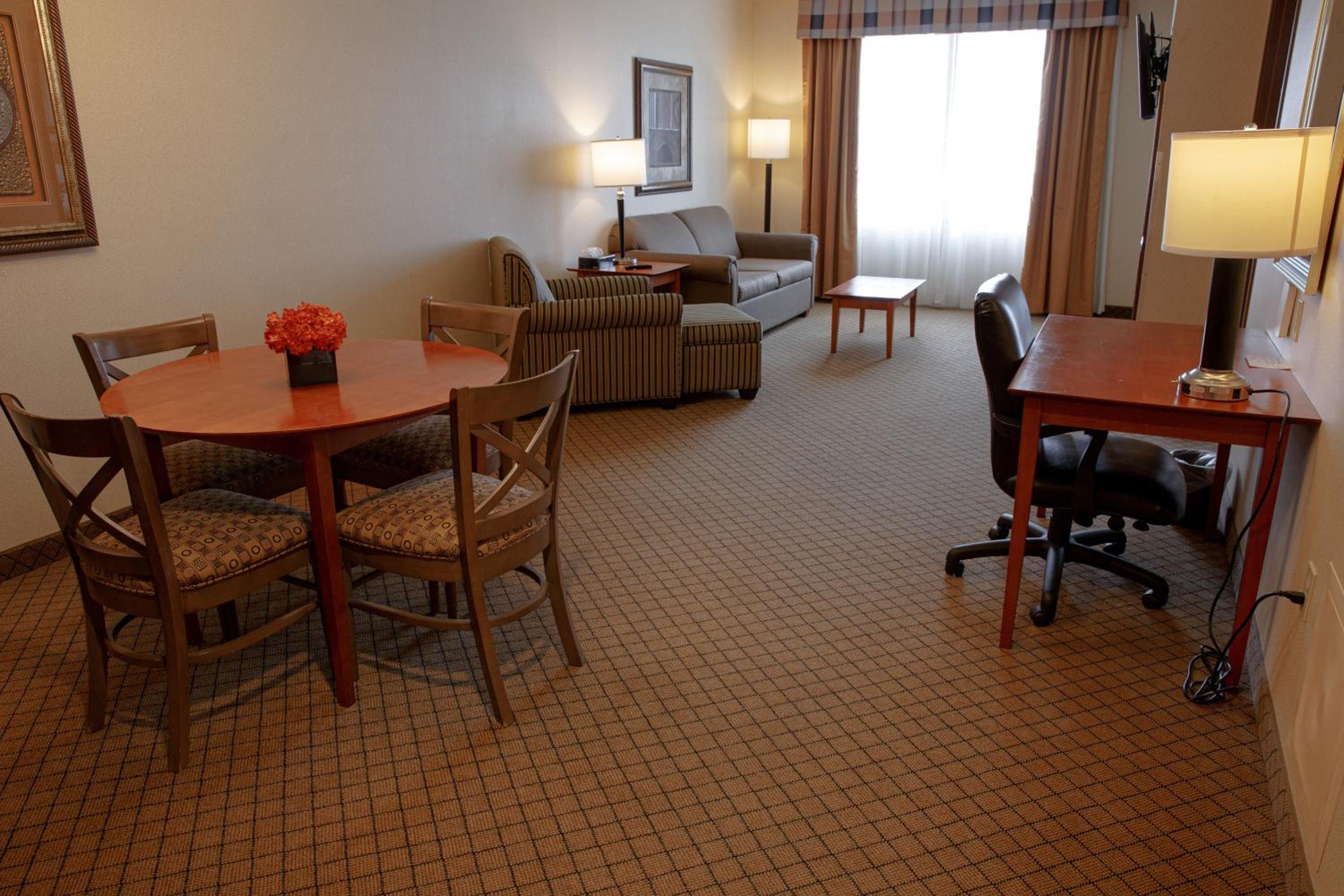 One-Bedroom King Suite - Photo 3