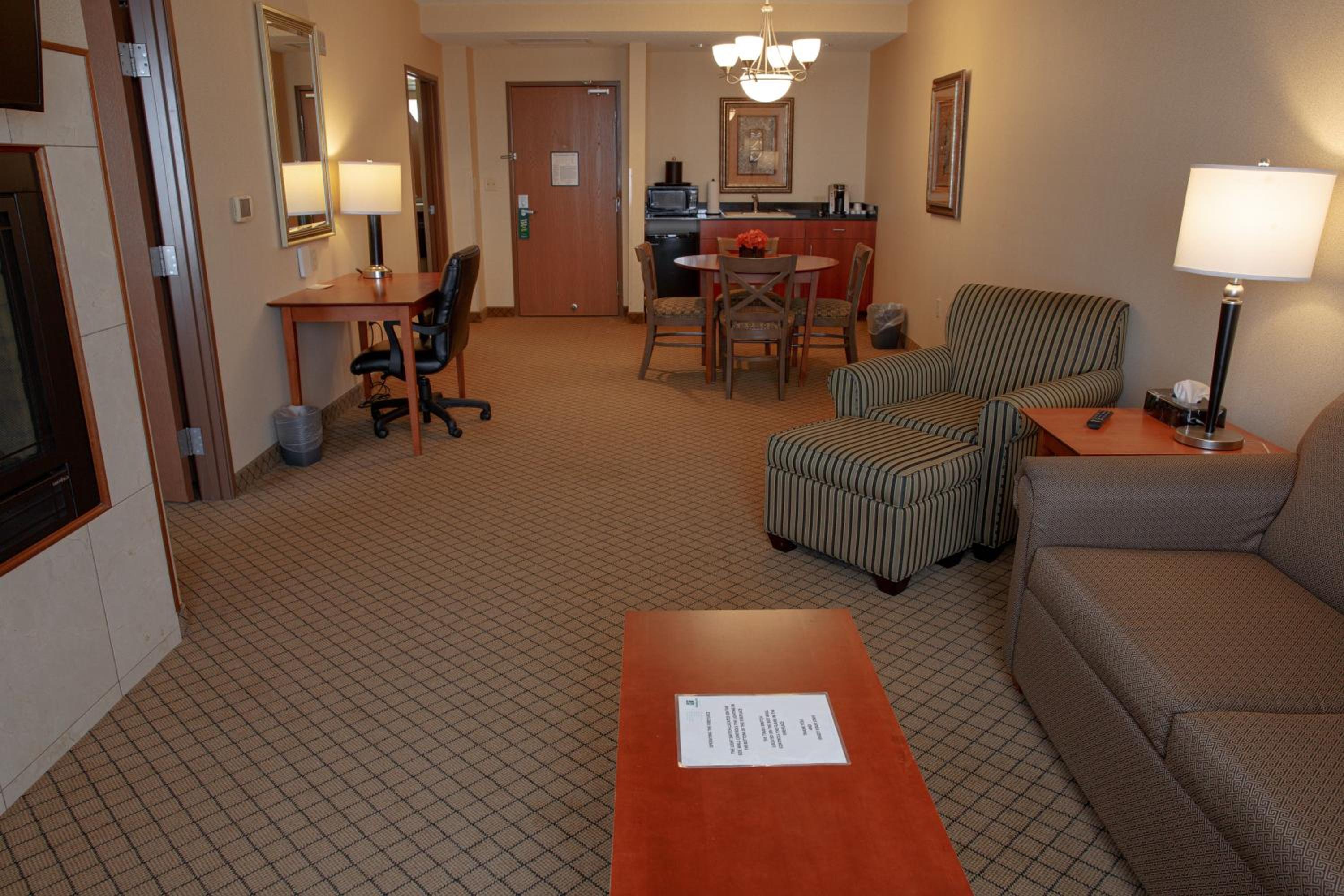One-Bedroom King Suite - Photo 4