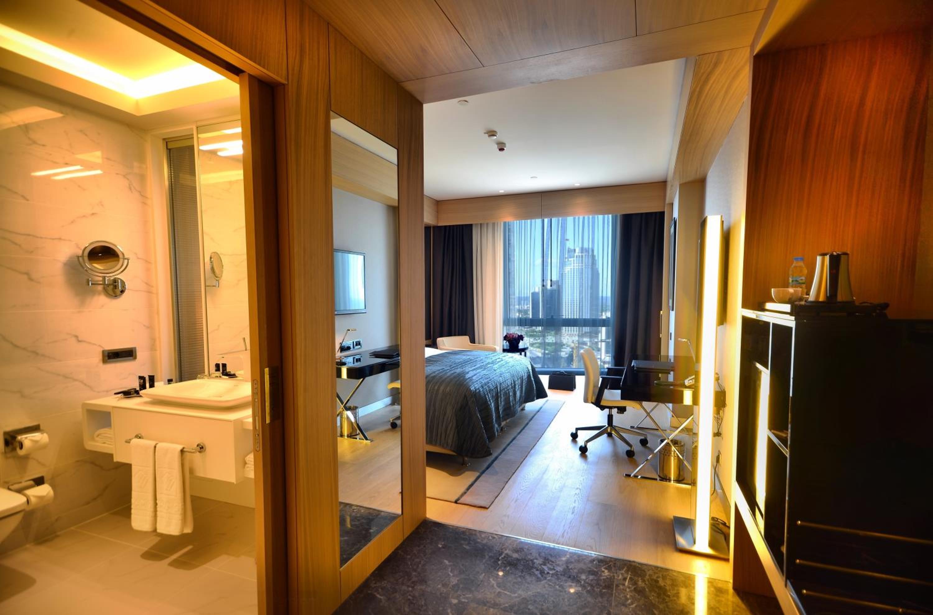 Deluxe Room King Bed with City view - Photo 1