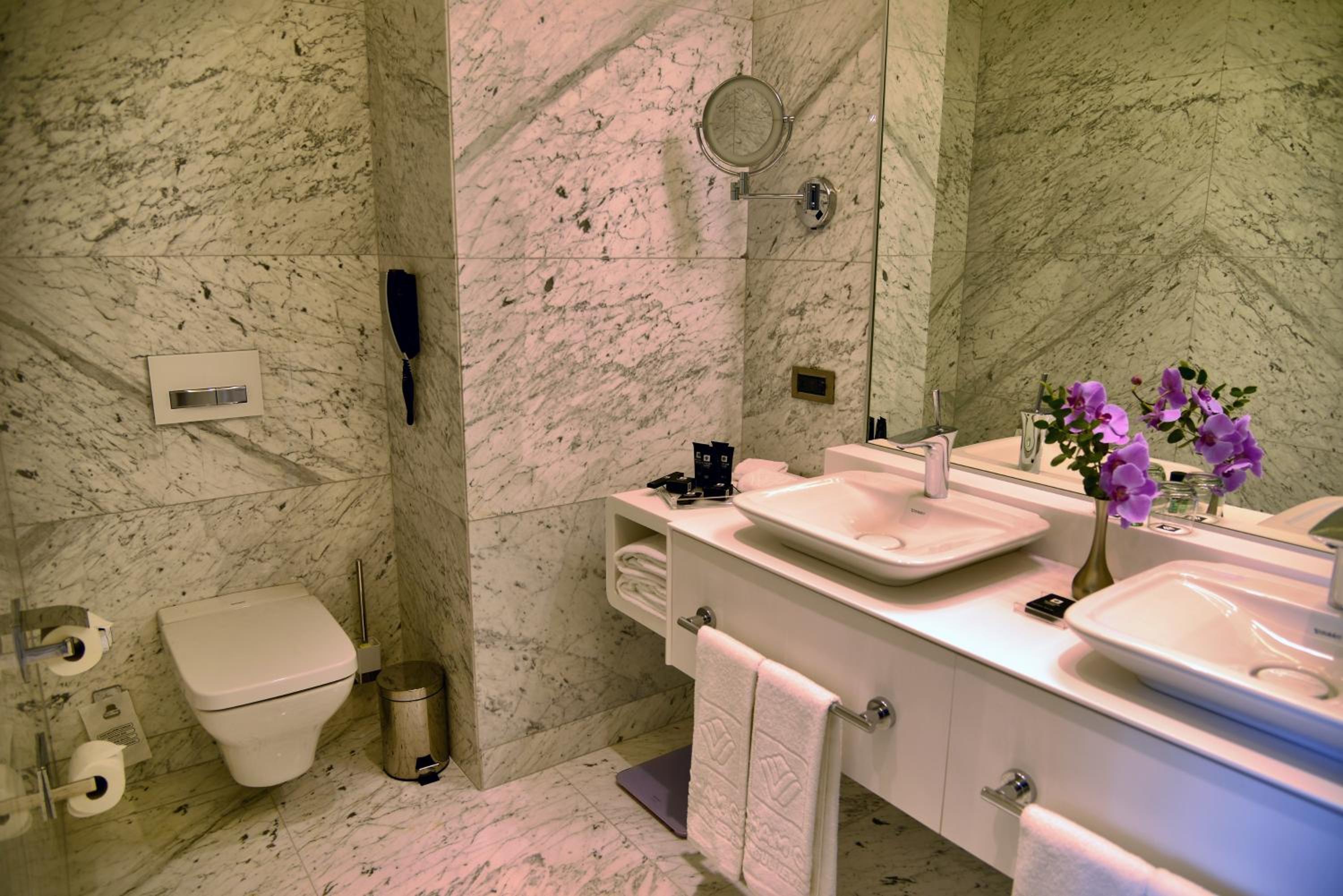Prestige One Bedroom Suite with City View & Kitchenette thumbnail 6