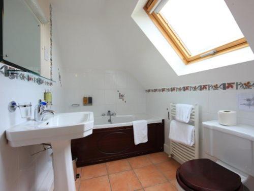 Double Room with Private Bathroom - Photo 2