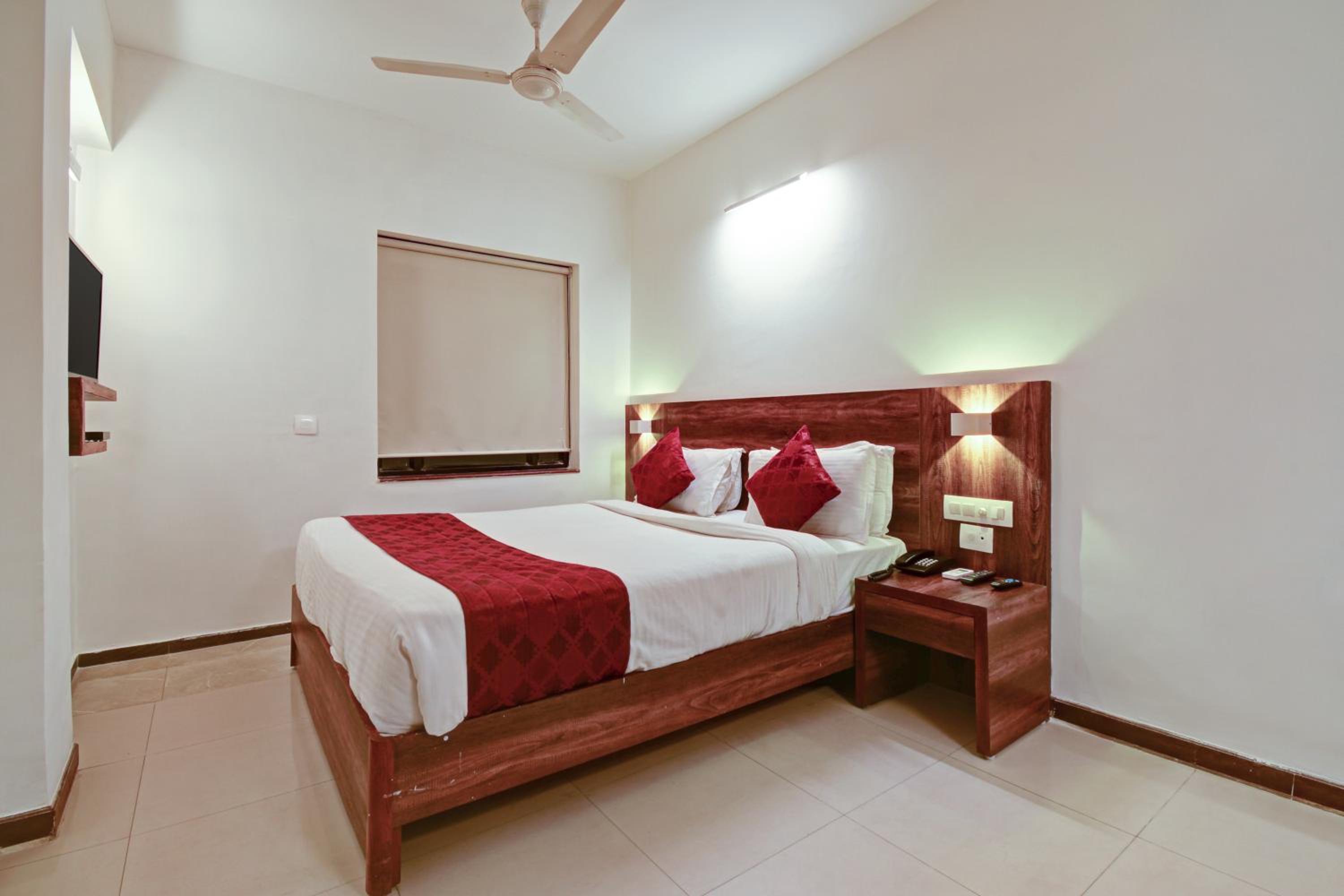 Deluxe Room - Photo 11