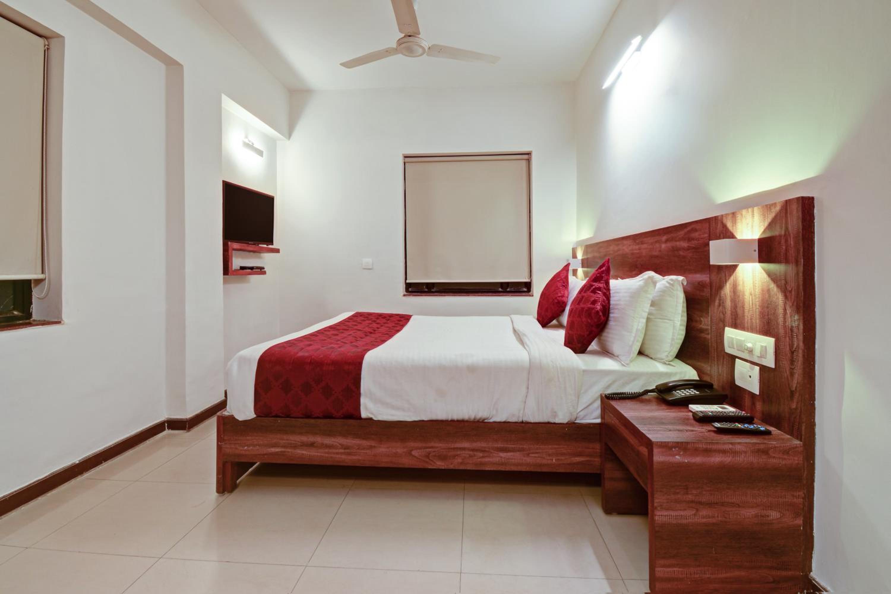 Deluxe Room - Photo 12